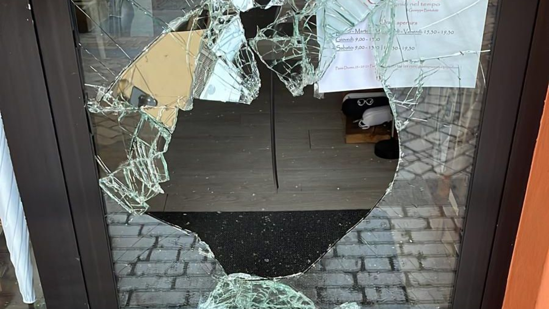 Doppia spaccata notturna nel weekend in piazza Duomo. Nel bottino il fondo cassa