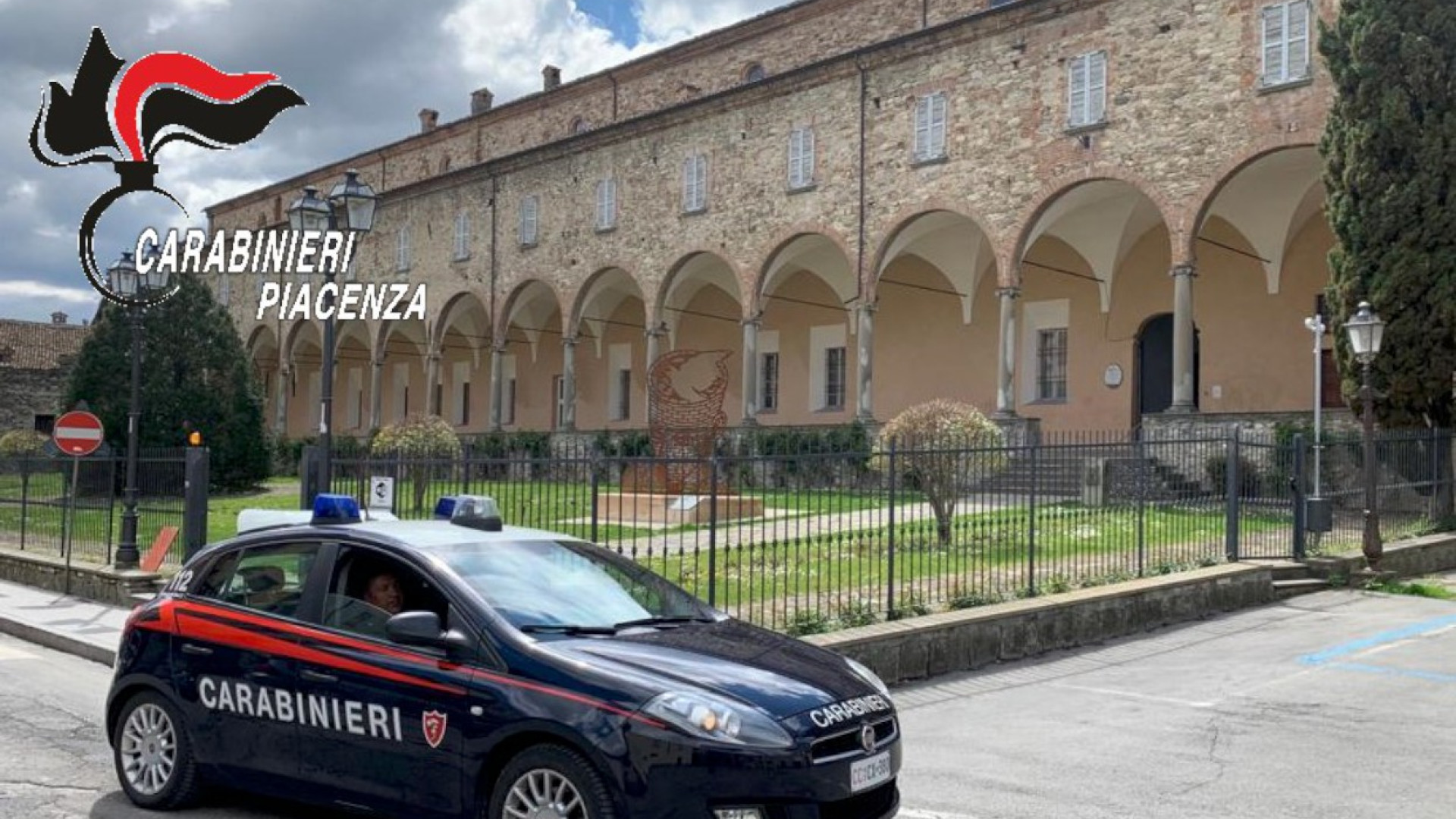 Si lancia dalla finestra e minaccia i carabinieri con un coltello: 26enne in arresto