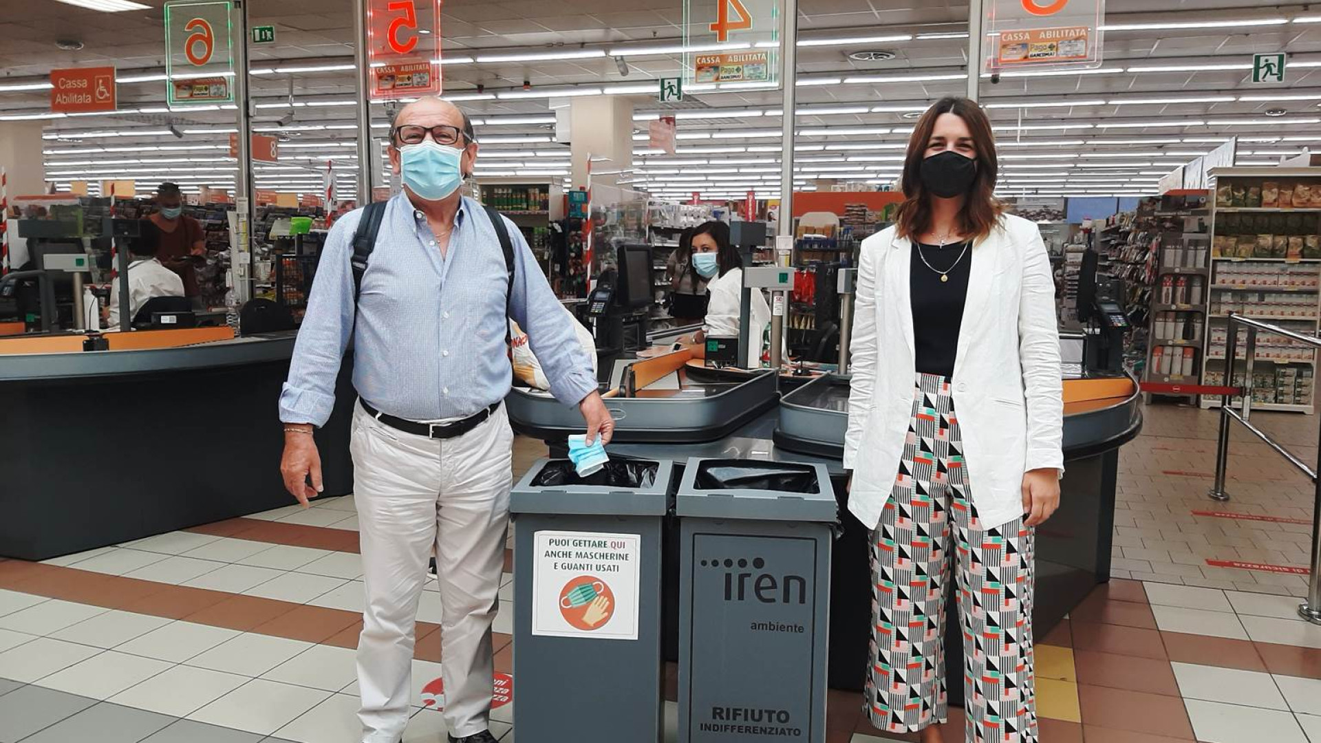 Nei supermercati contenitori per smaltire guanti e mascherine