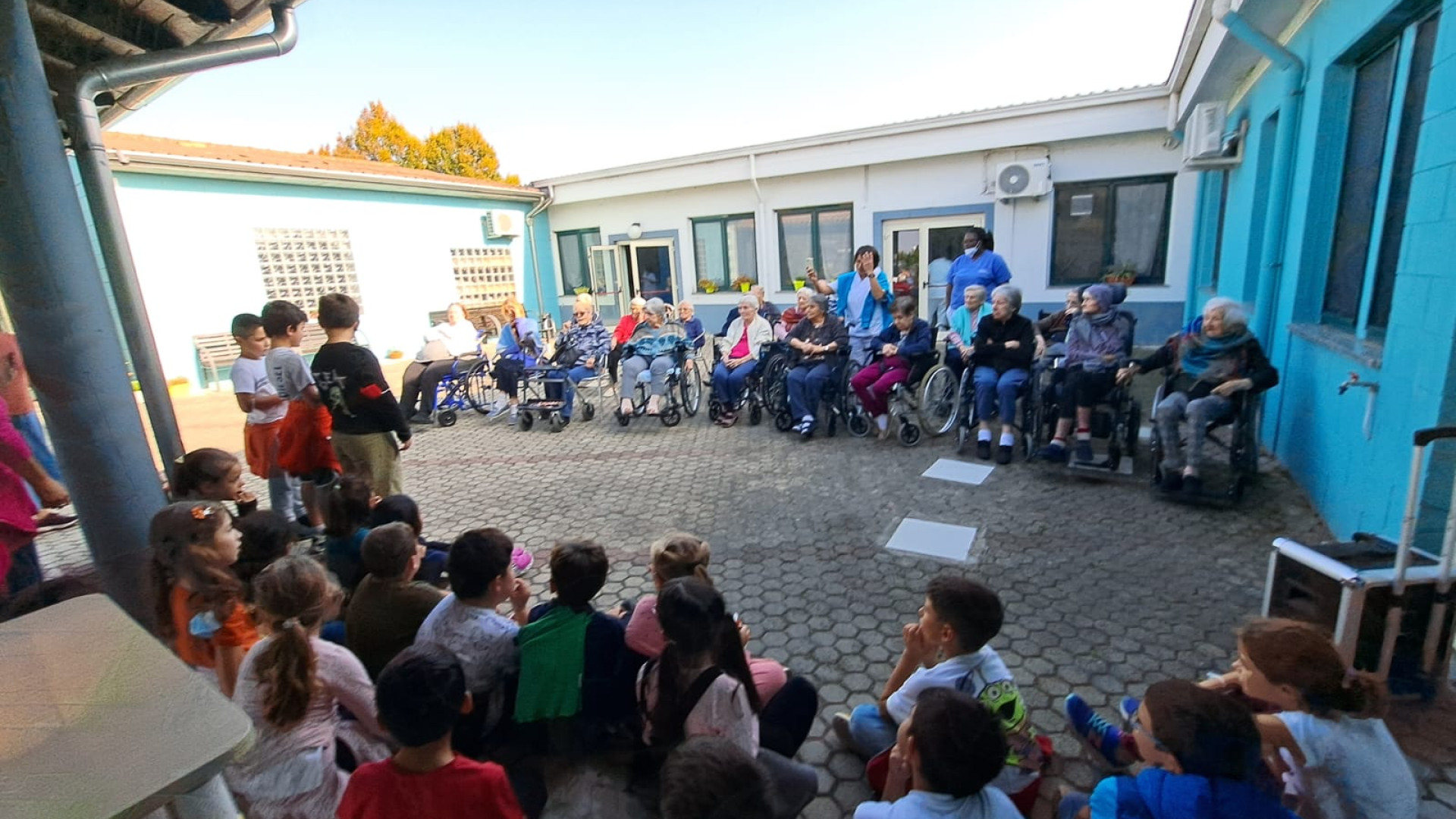 Anziani festeggiano Halloween alla casa di riposo con gli scolari di Calendasco