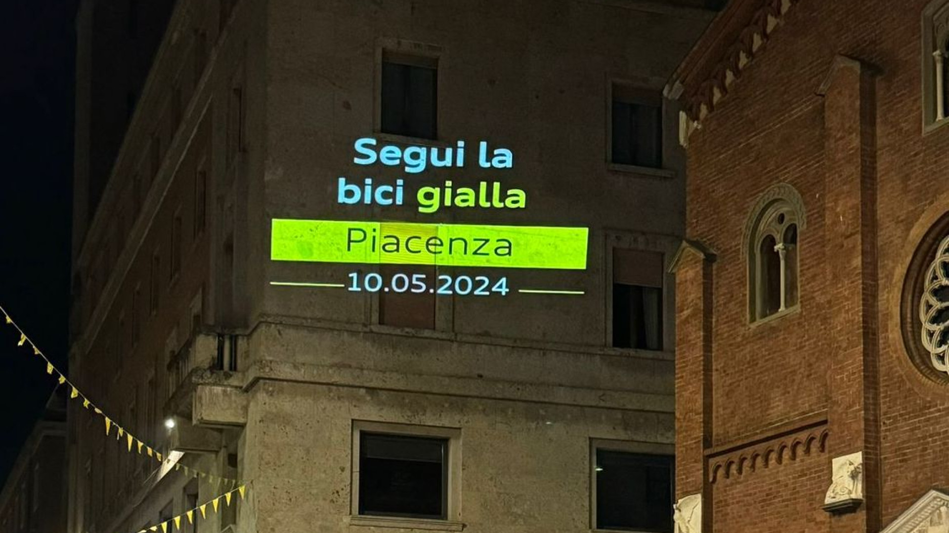 "Segui la bici gialla": nel centro di Piacenza spuntano nuove scritte luminose