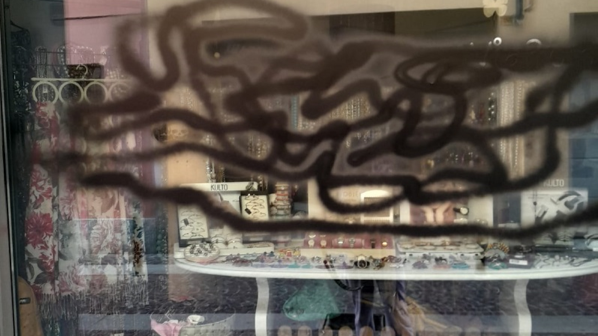 Borgonovo, vandalizzata con vernisce spray la vetrina di un negozio di via Roma