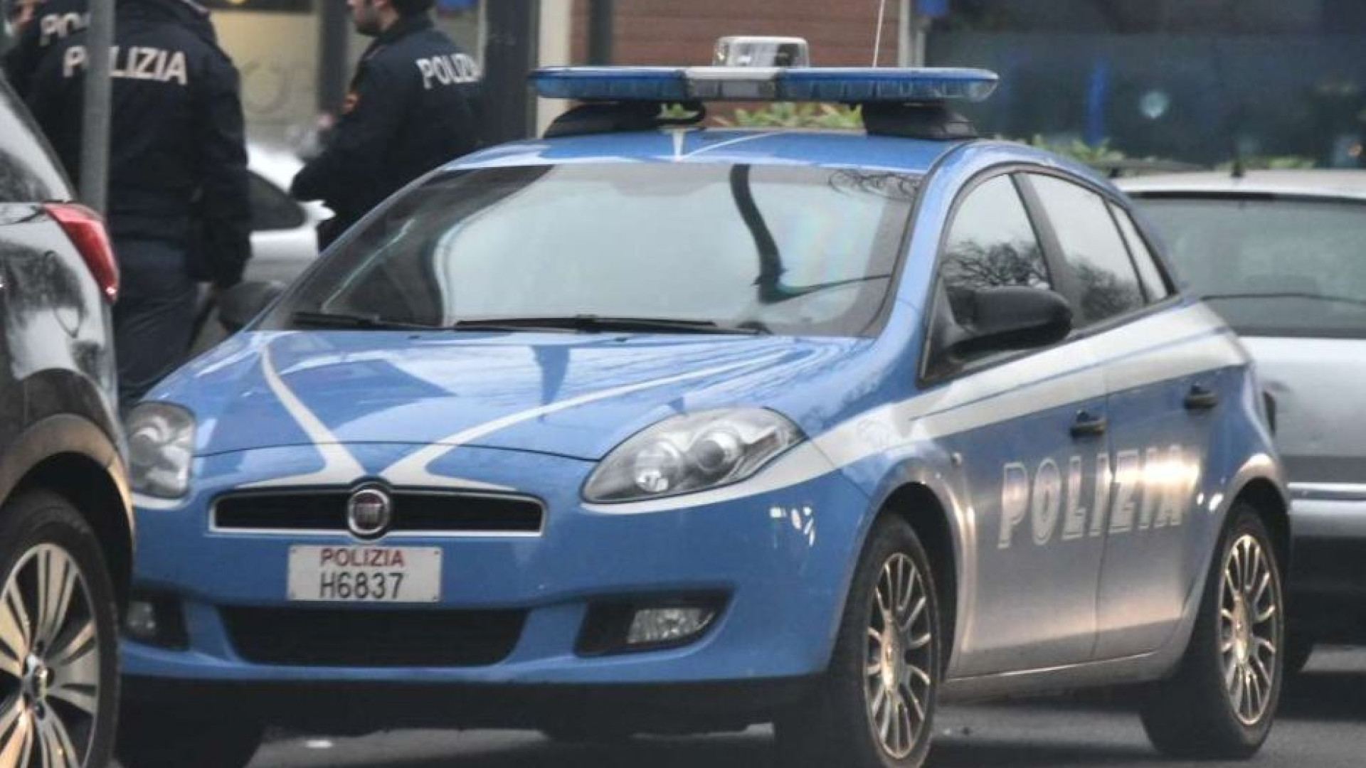 Ubriaco, sfonda la porta di casa e prende a schiaffi la moglie: arrestato