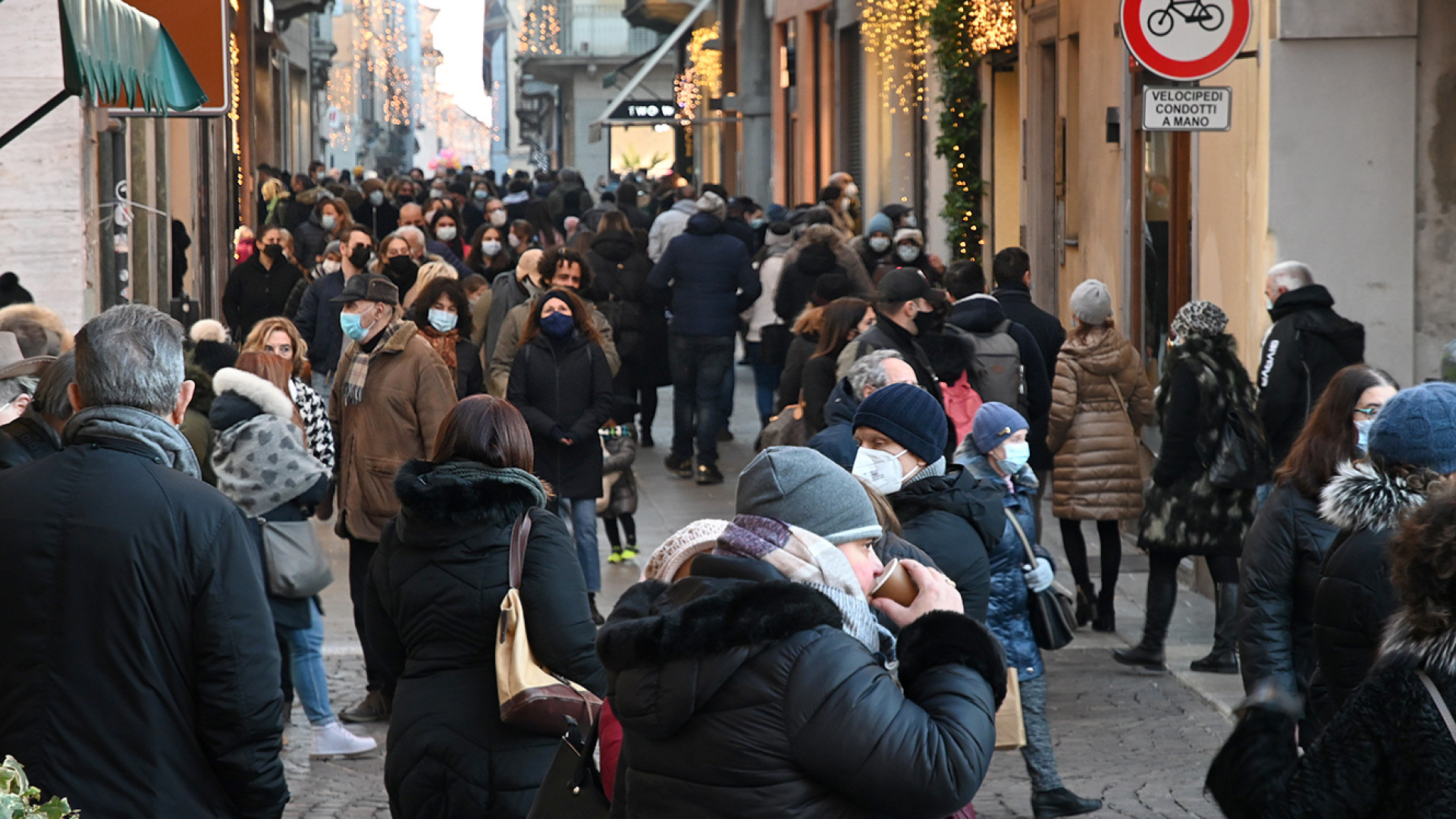 Le folle per lo shopping spaventano, il governo pensa a nuove restrizioni
