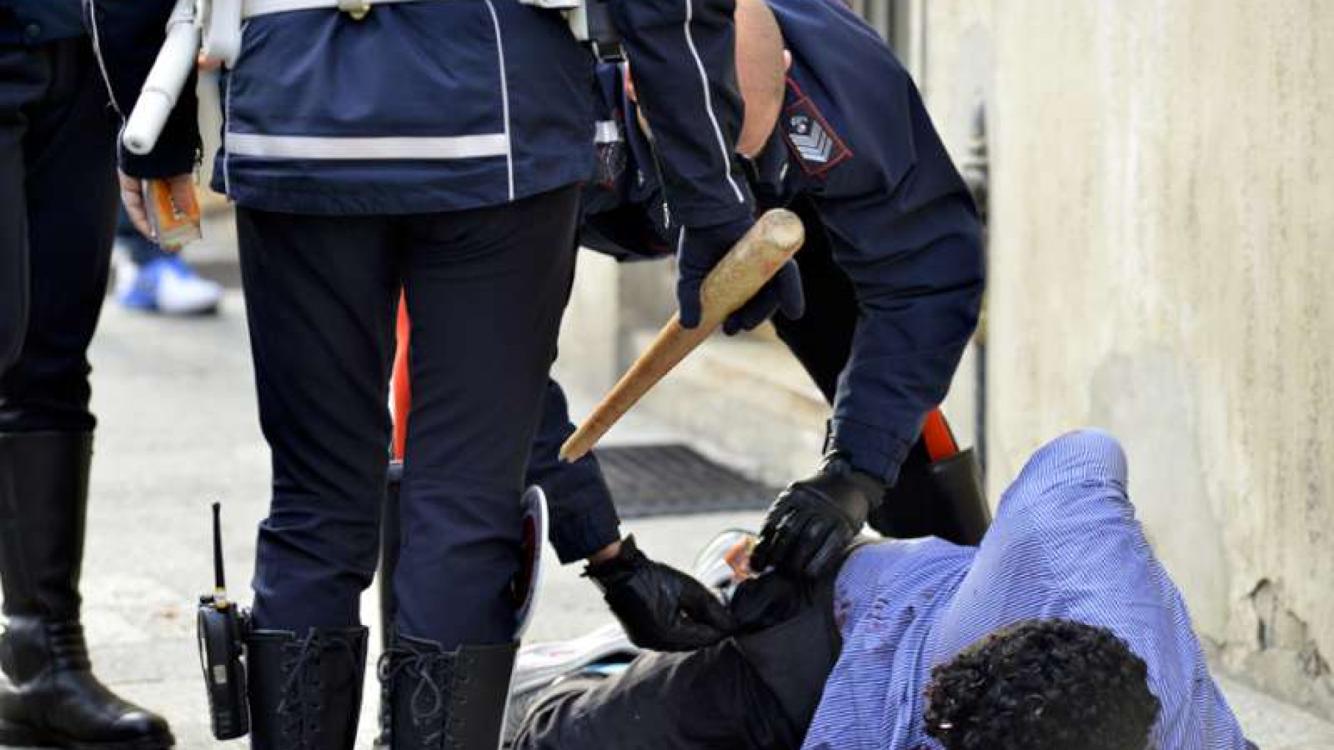 Mazze da baseball e bottigliate: prima rissa del 2014 in via Pozzo