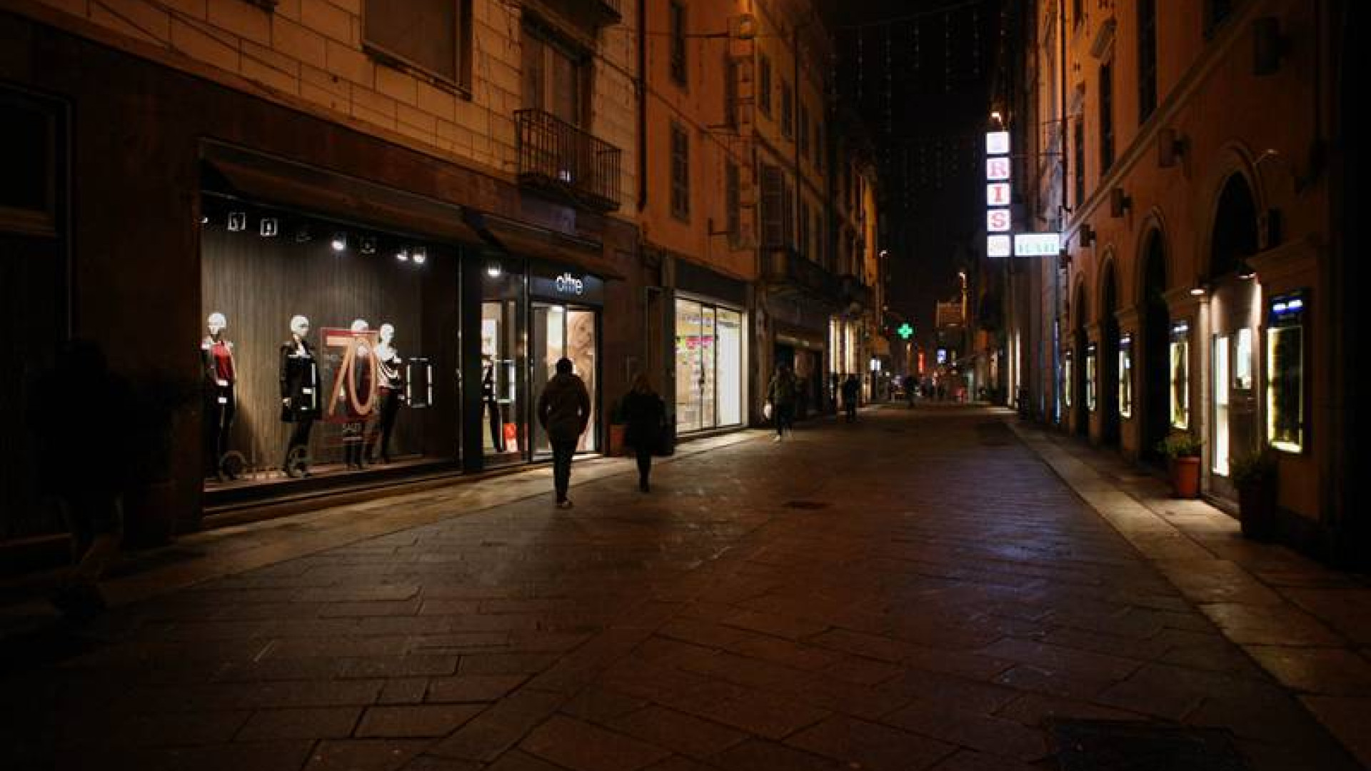 Negozi aperti un’ora in più, cittadini d’accordo. Commercianti divisi