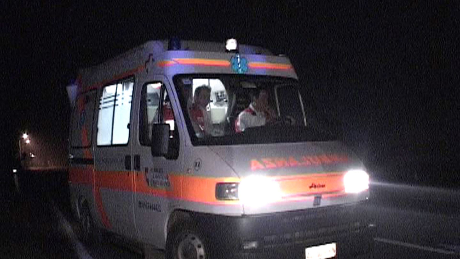 Scontro tra due auto nella notte a Castelvetro: due feriti in ospedale