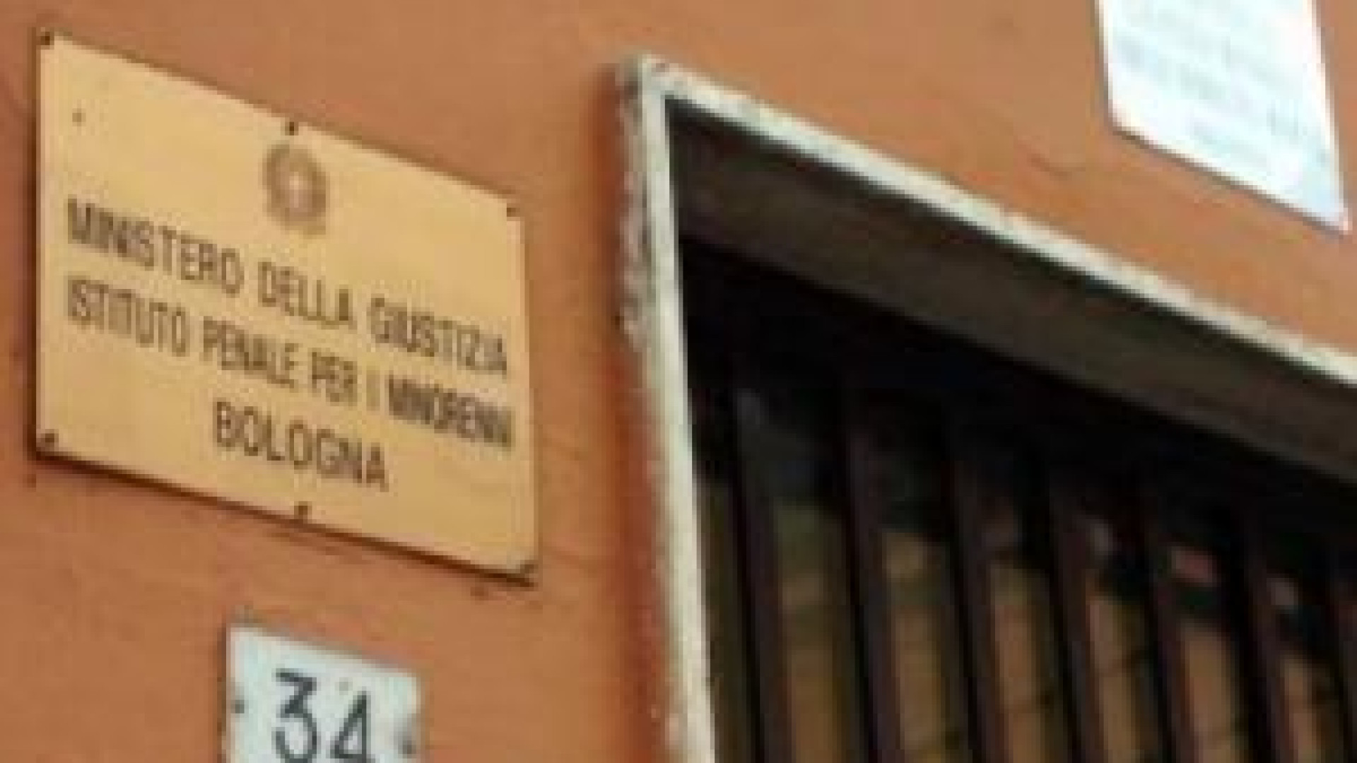 Furti e una rapina: un mese nel carcere minorile per un 17enne