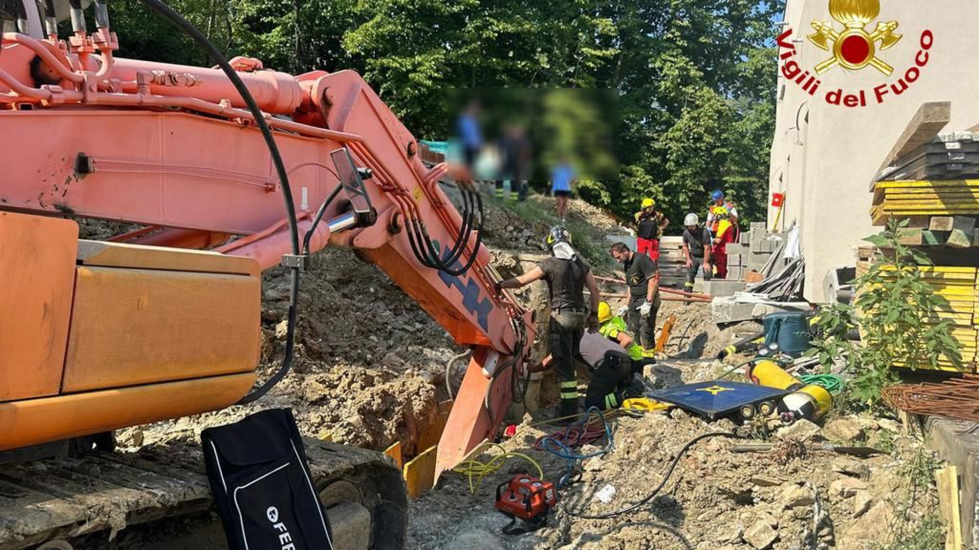Voragine nel cantiere, parla l'imprenditore salvato: "Devo tutto ai vigili del fuoco"