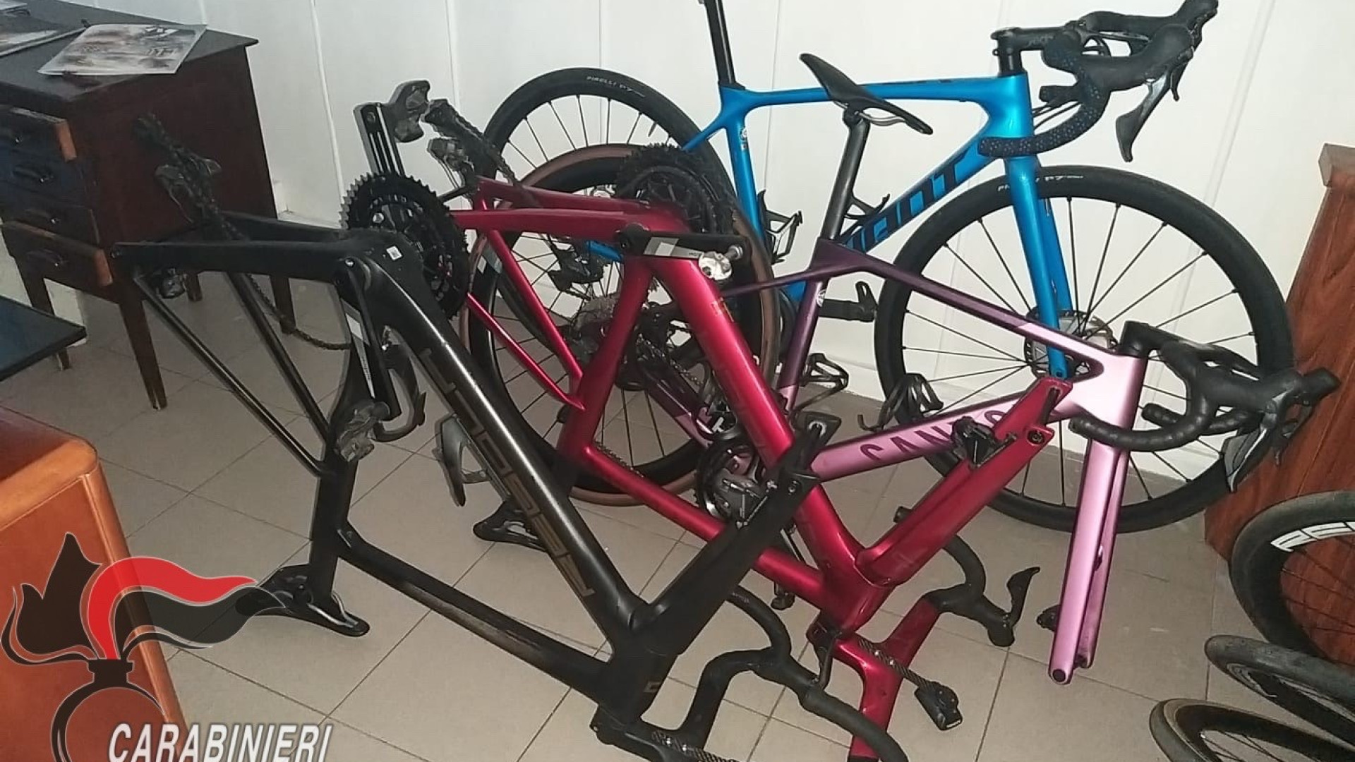 Recuperate otto bici rubate grazie a gps: refurtiva trovata dai carabinieri in un camper