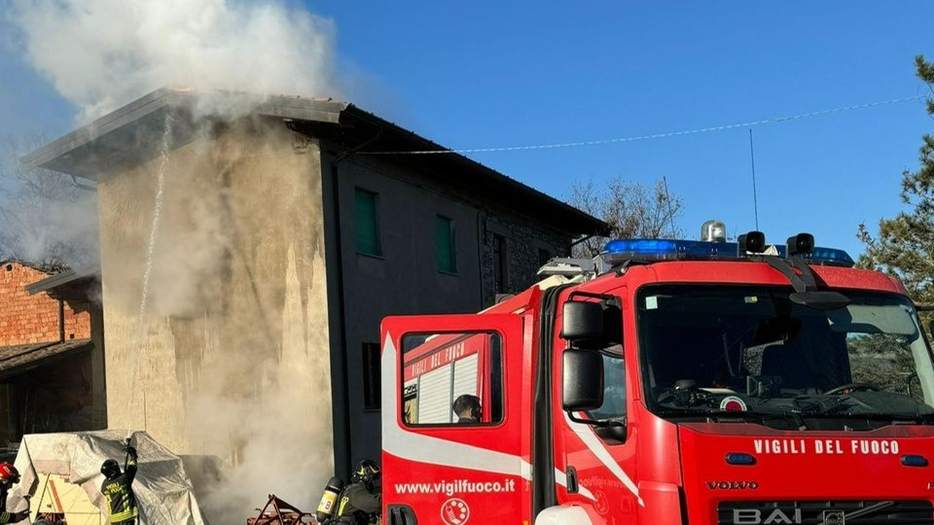 Tetto in fiamme a Coli, 70enne gravemente ustionato: arriva l'elisoccorso