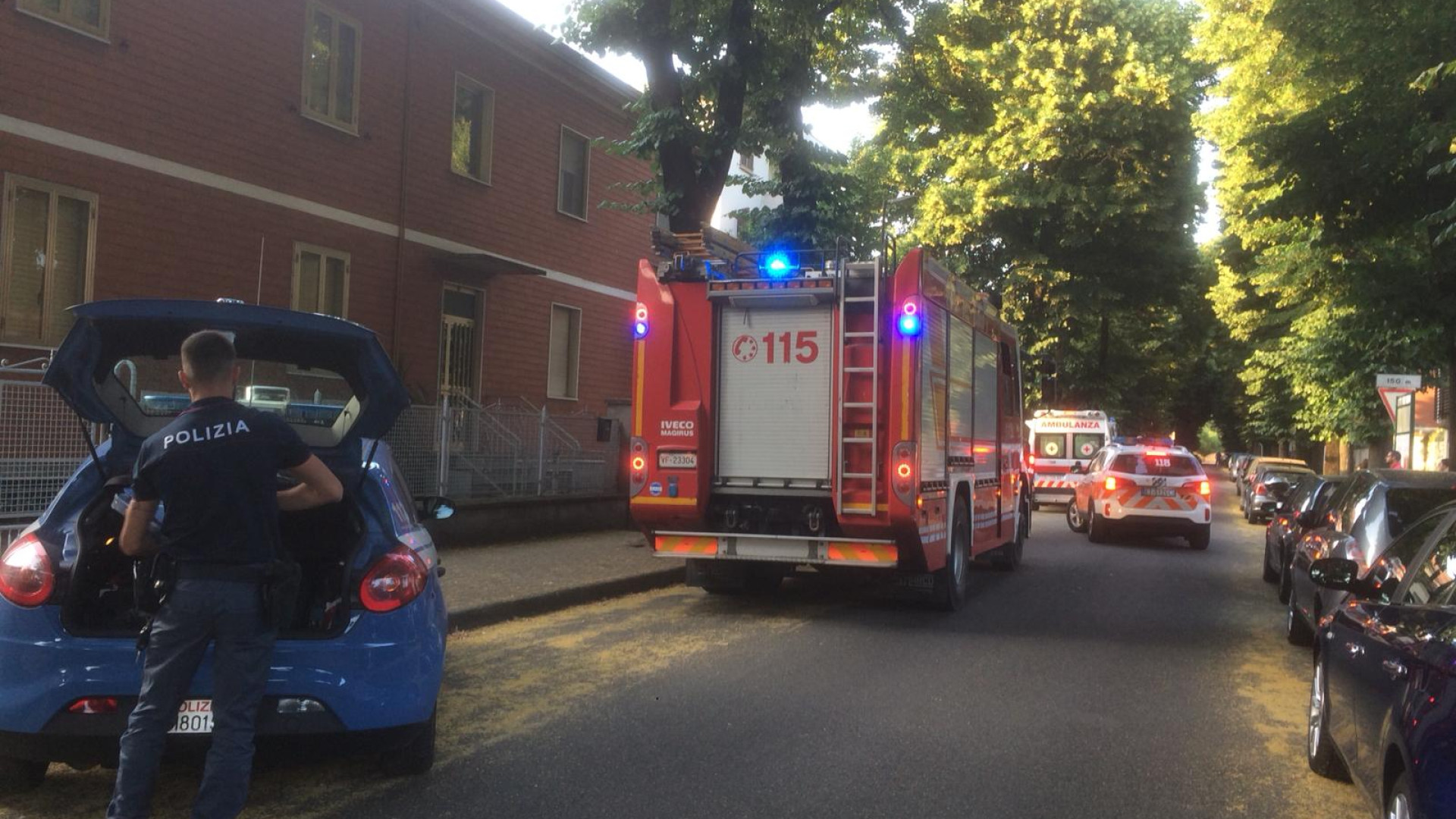 Le fiamme lo avvolgono mentre si trova in bagno: 14enne in gravi condizioni