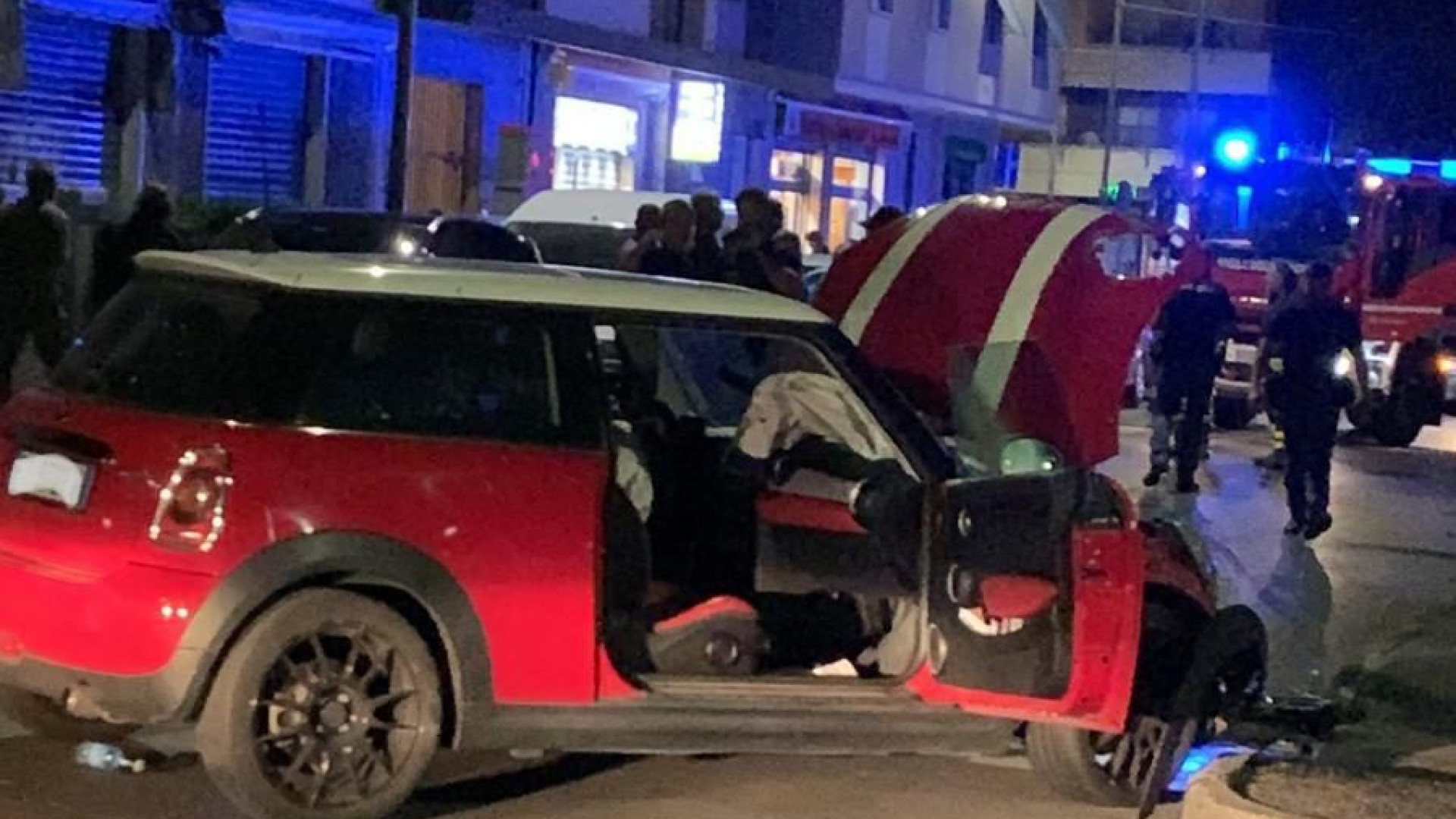 Incidente all'incrocio: 4 auto coinvolte e una donna ferita trasportata in ospedale