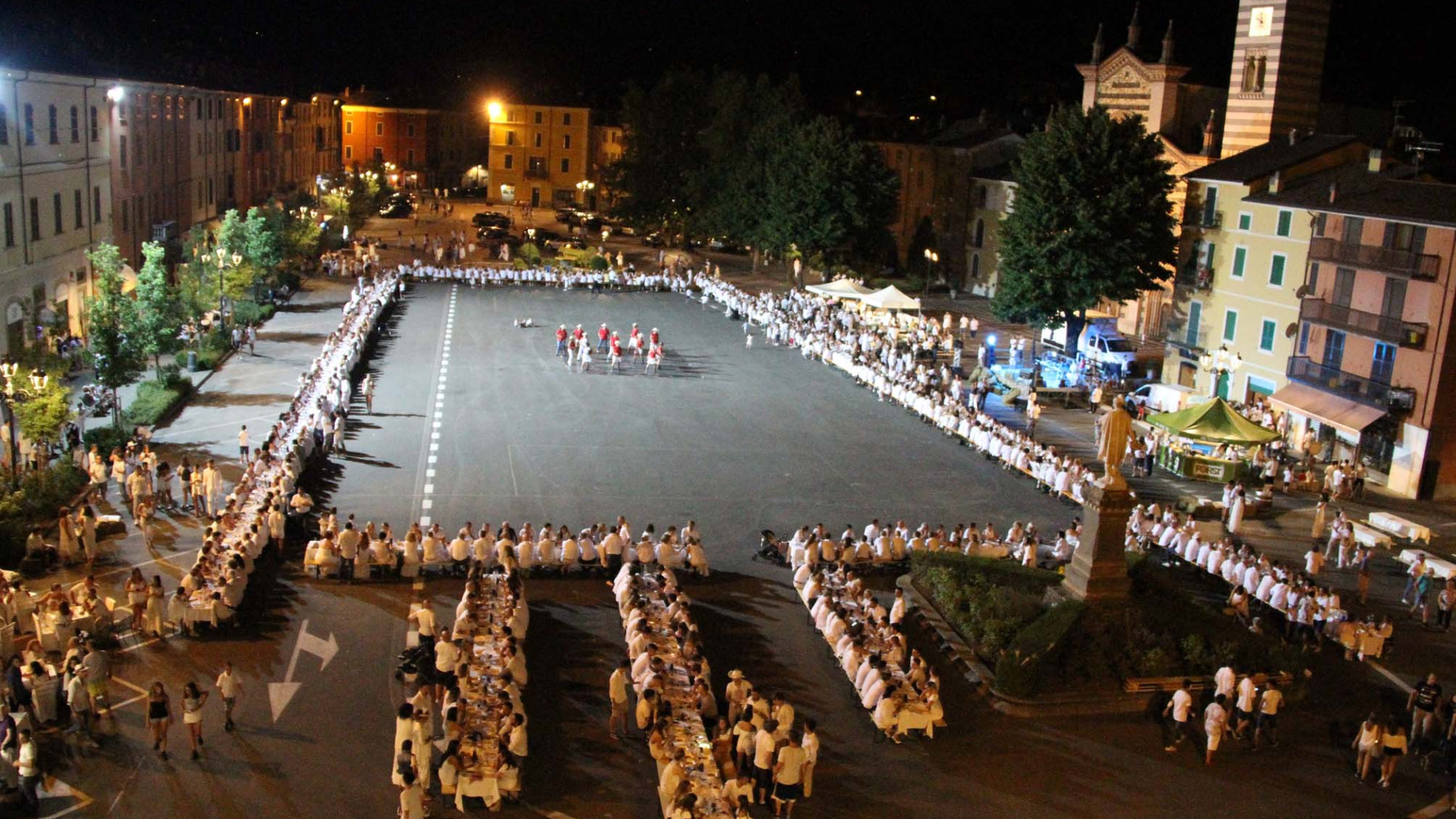 Bettola, piazza Colombo invasa per la Cena bianca LE FOTO