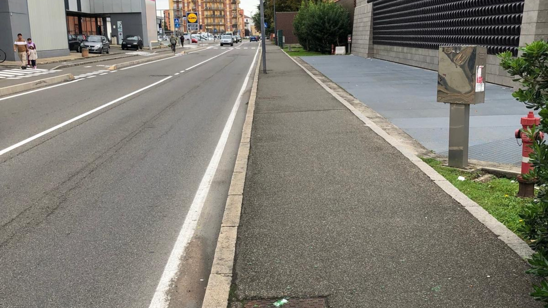 Ubriaco lancia bicicletta |in mezzo alla strada mentre passa la polizia: sanzionato