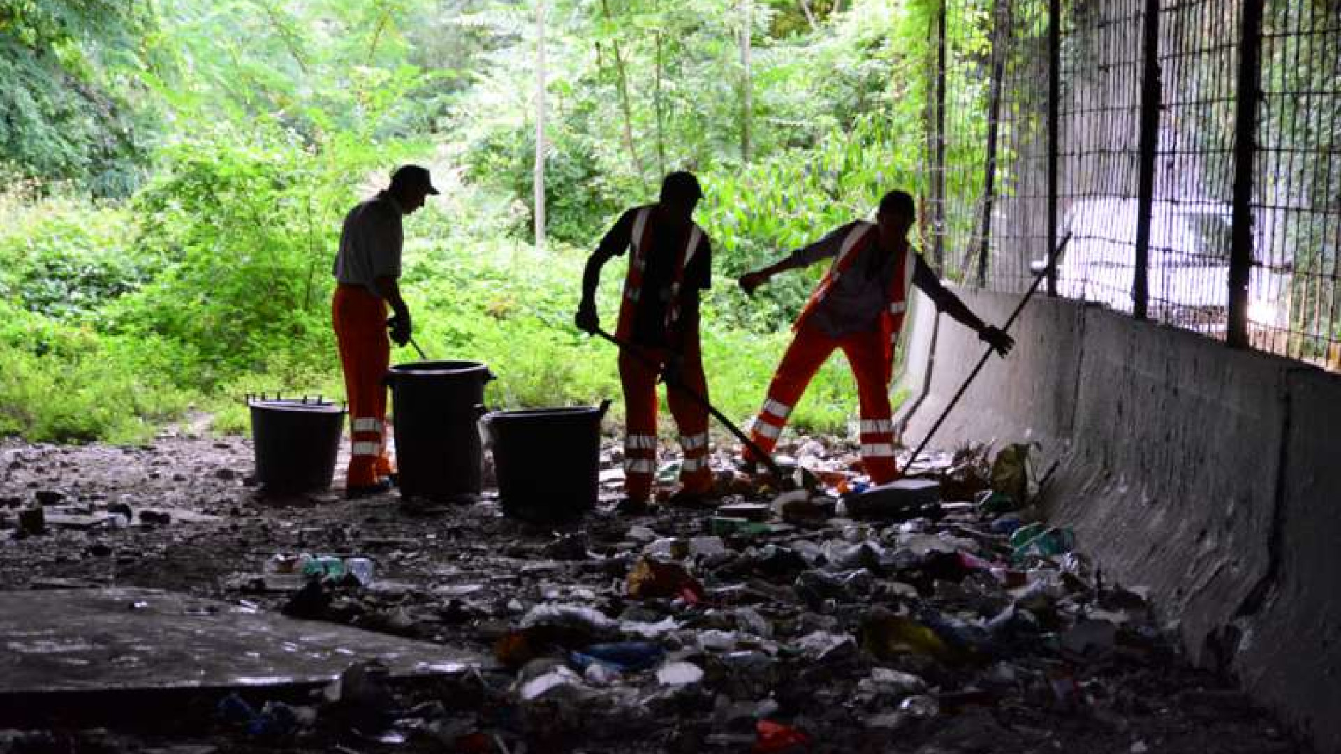 Degrado ambientale, intervento straordinario di Iren in via dei Pisoni