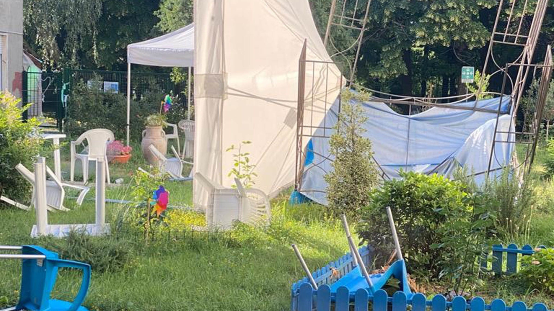 Borgonovo, tempesta di vento all'ex-Andreoli: devastati tavoli, sedie e i gazebo