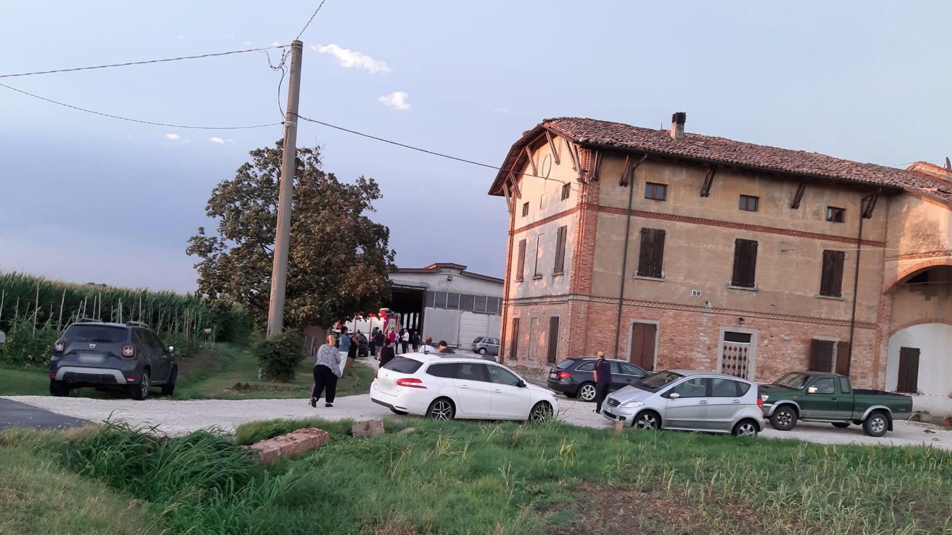 Besenzone: nel nubifragio crolla un muro. Muore intrappolato tra le macerie