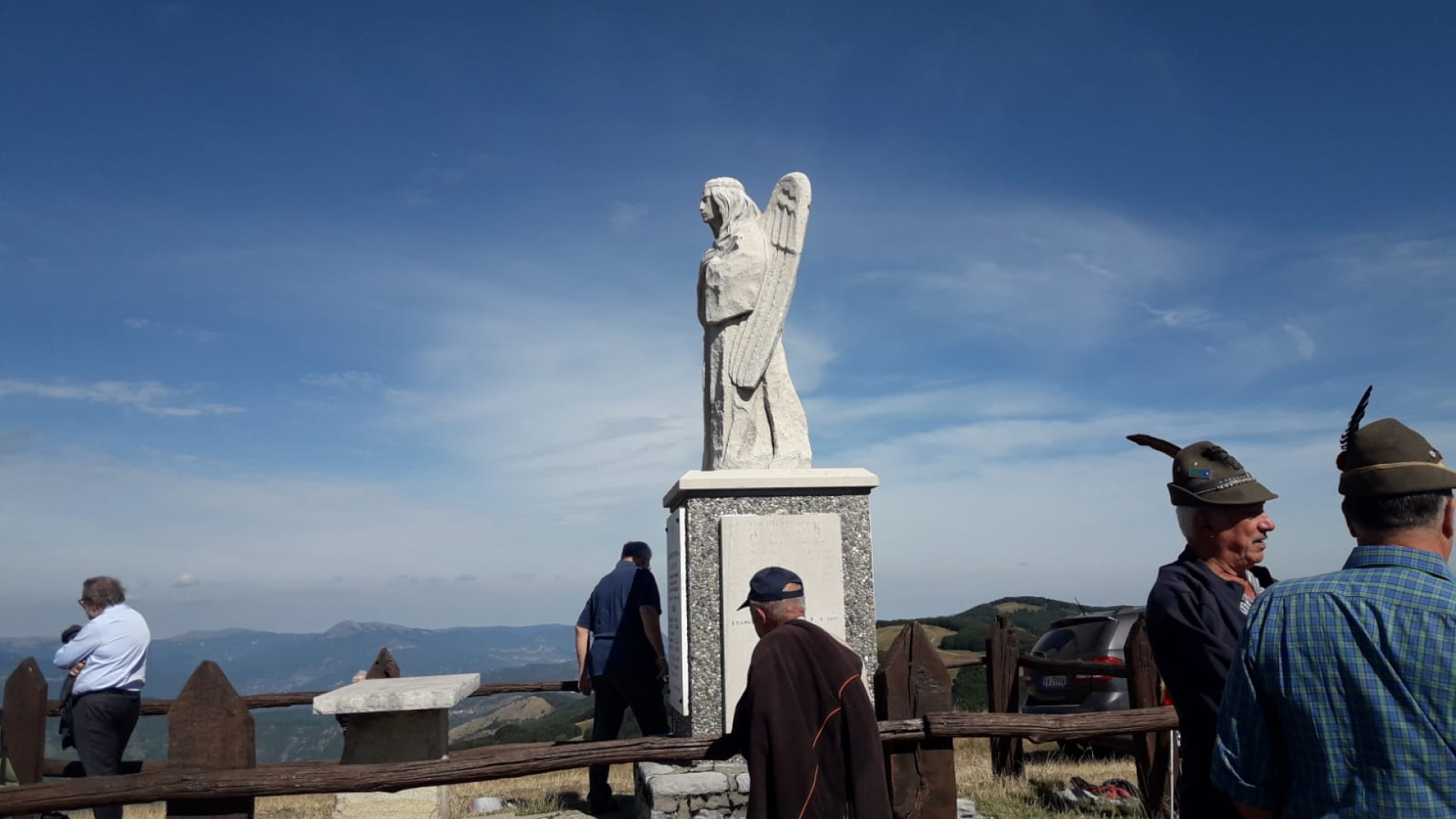 Festa della montagna sul Crociglia: prima la messa, poi pranzo e canti nel sottobosco