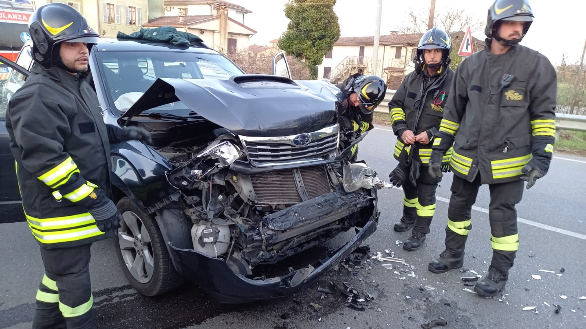 Violento tamponamento al semaforo di Niviano, strada temporaneamente chiusa