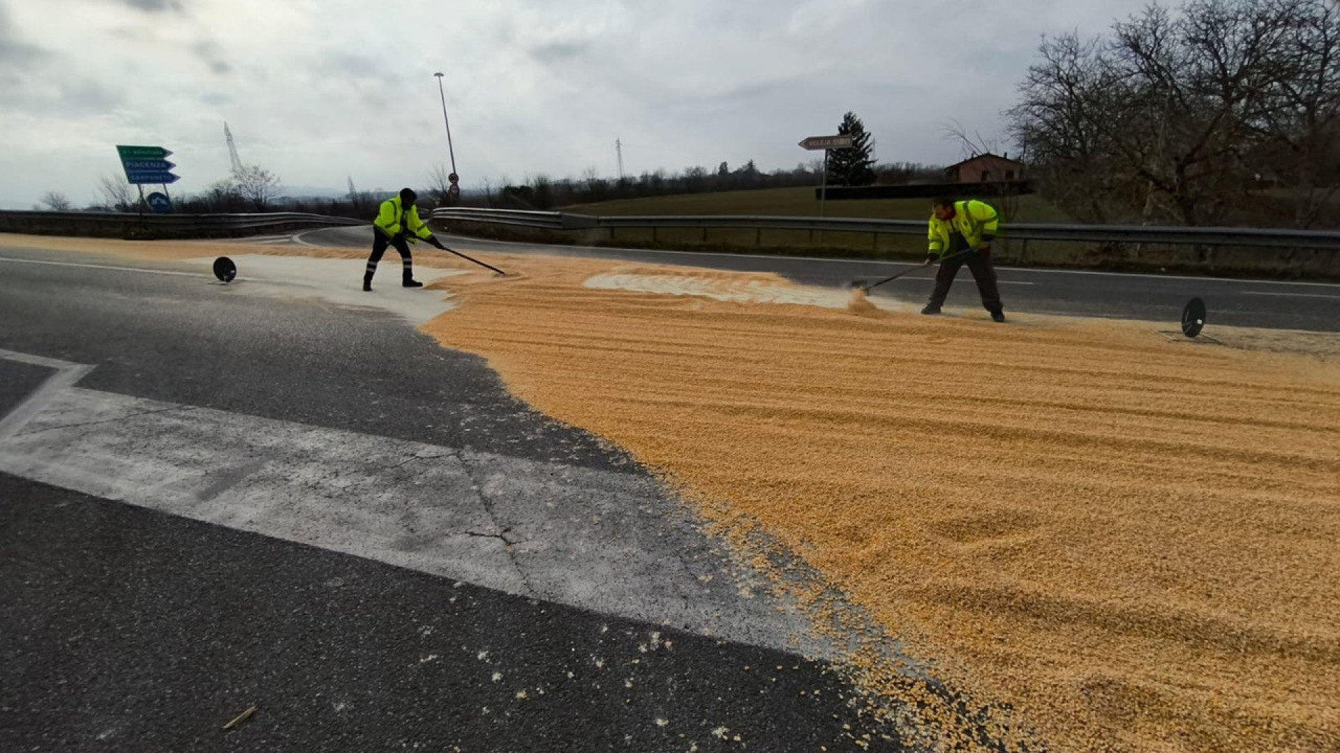 Fiorenzuola, camion in curva perde il carico di mais: disagi al traffico e multa all'autista