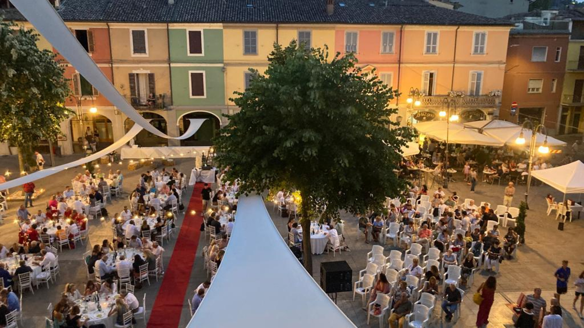 Cena sotto le stelle a Pianello: 170 persone hanno risposto alla chiamata di Amop