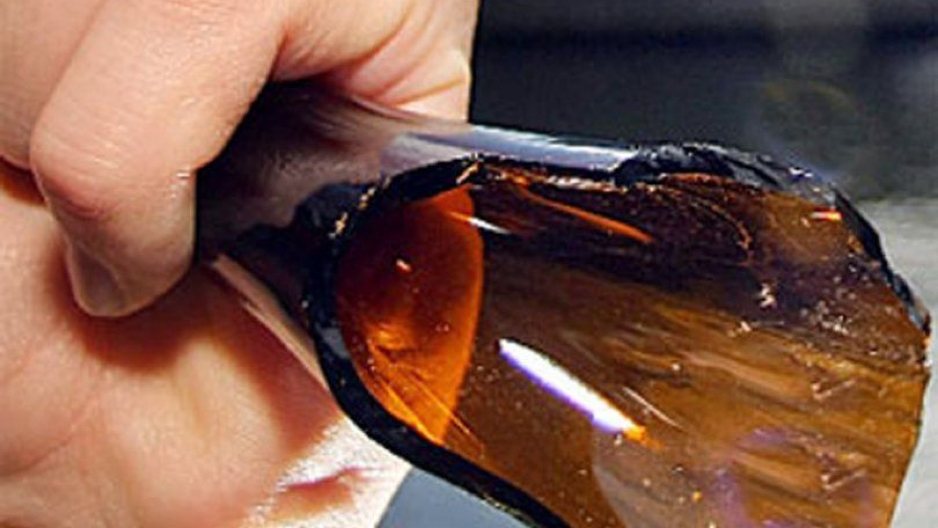 Picchia la fidanzata, poi spacca una bottiglia e con i cocci ferisce al collo l'amico piacentino che la difendeva