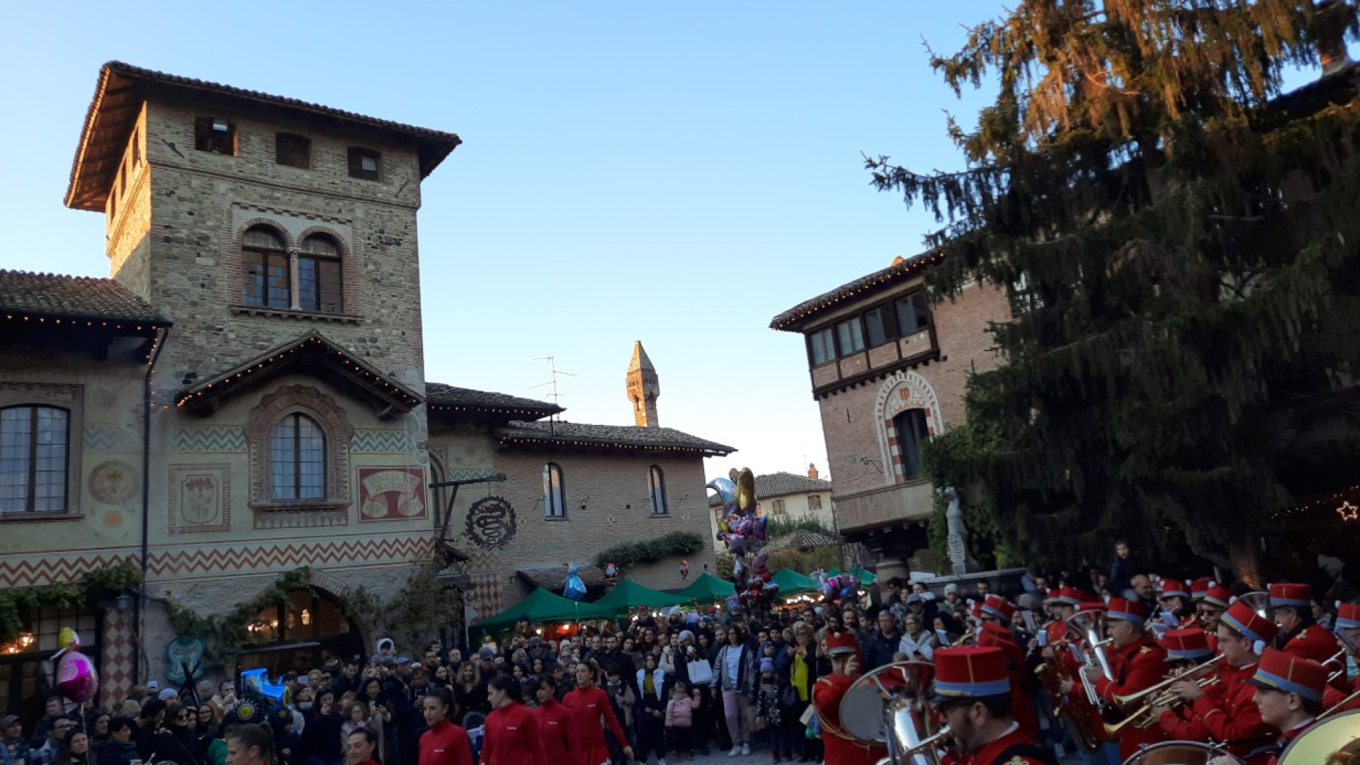 Migliaia di visitatori tra le bancarelle: Grazzano Visconti già in clima natalizio