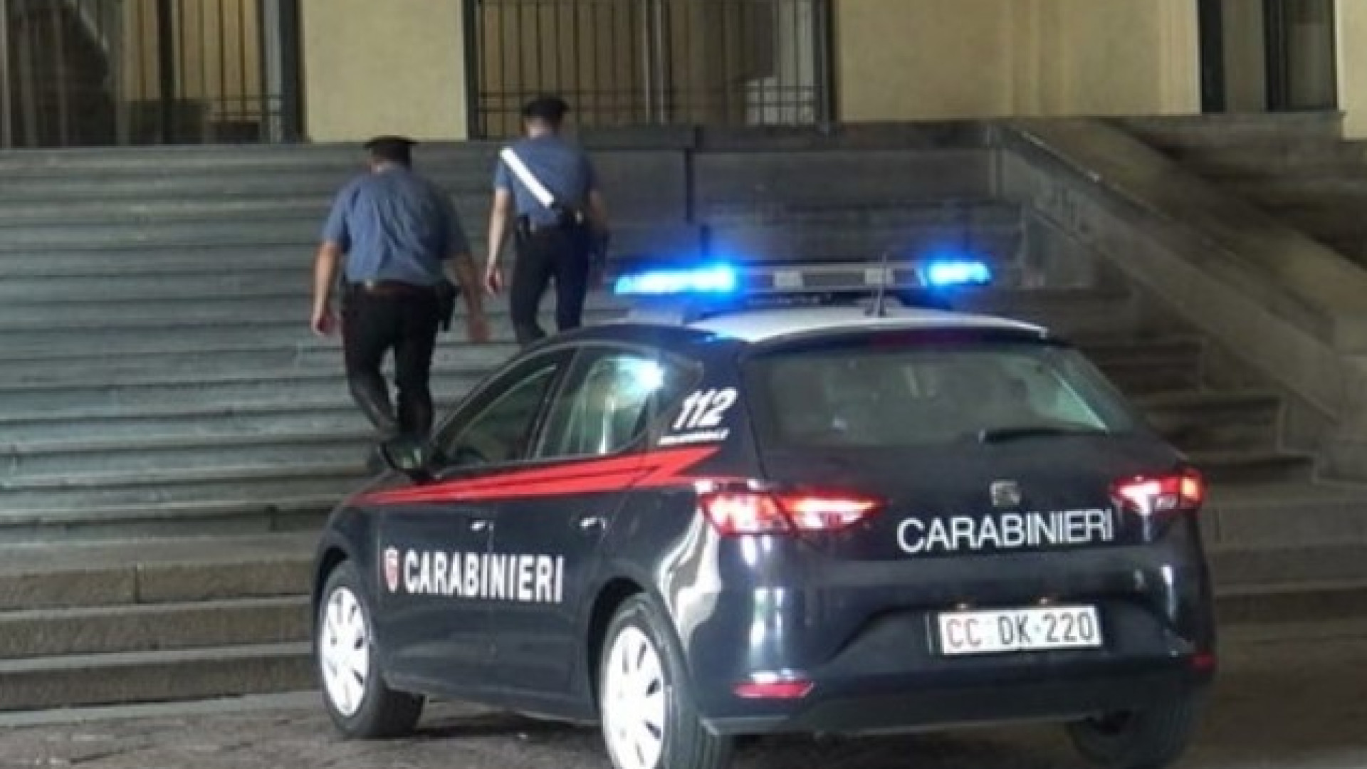 Fa sesso sui gradini del museo: arrivano i carabinieri, piacentino li aggredisce