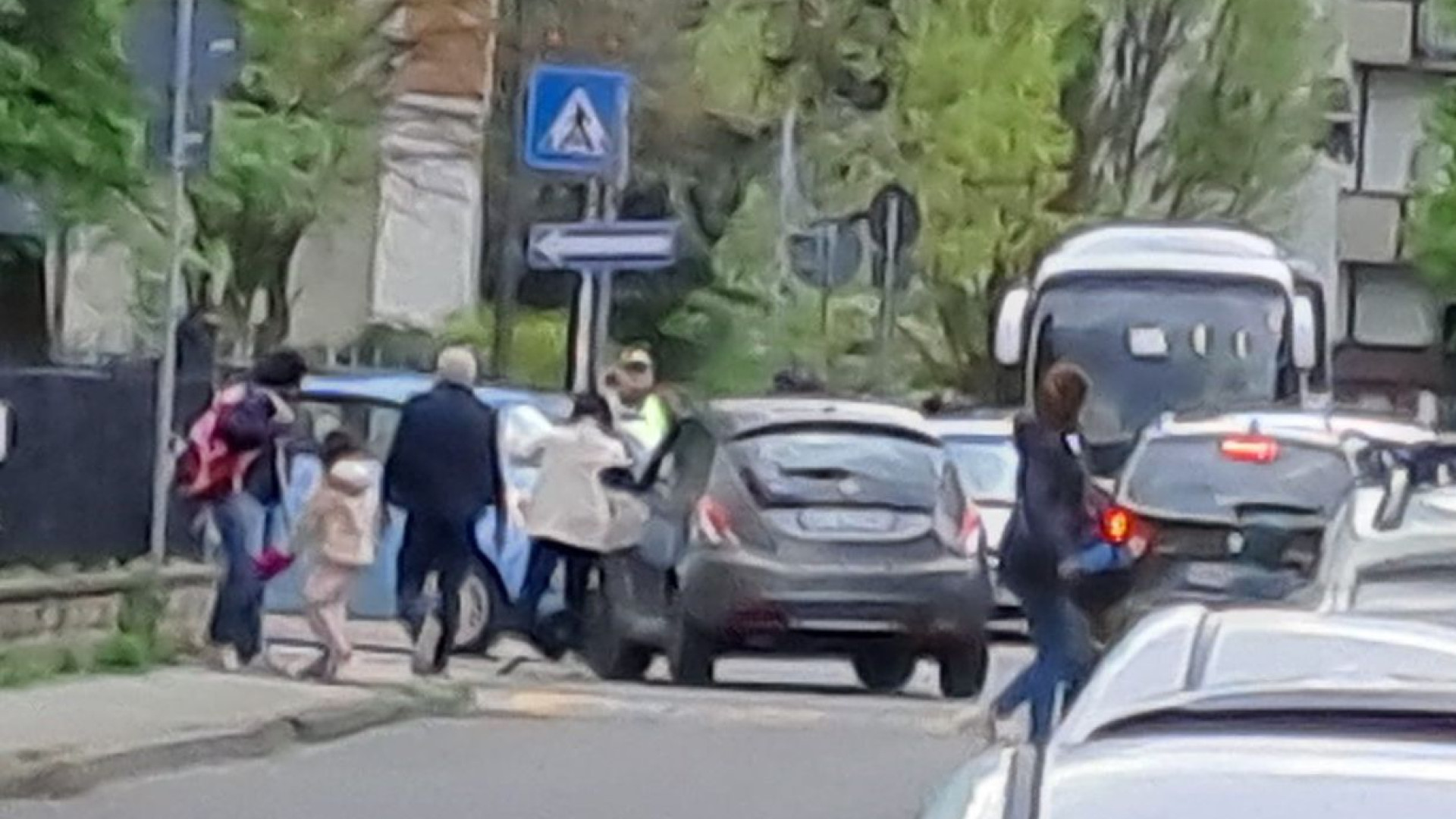 Scuola don Minzoni, rimosse transenne dai genitori: "Cattivo esempio ai figli"