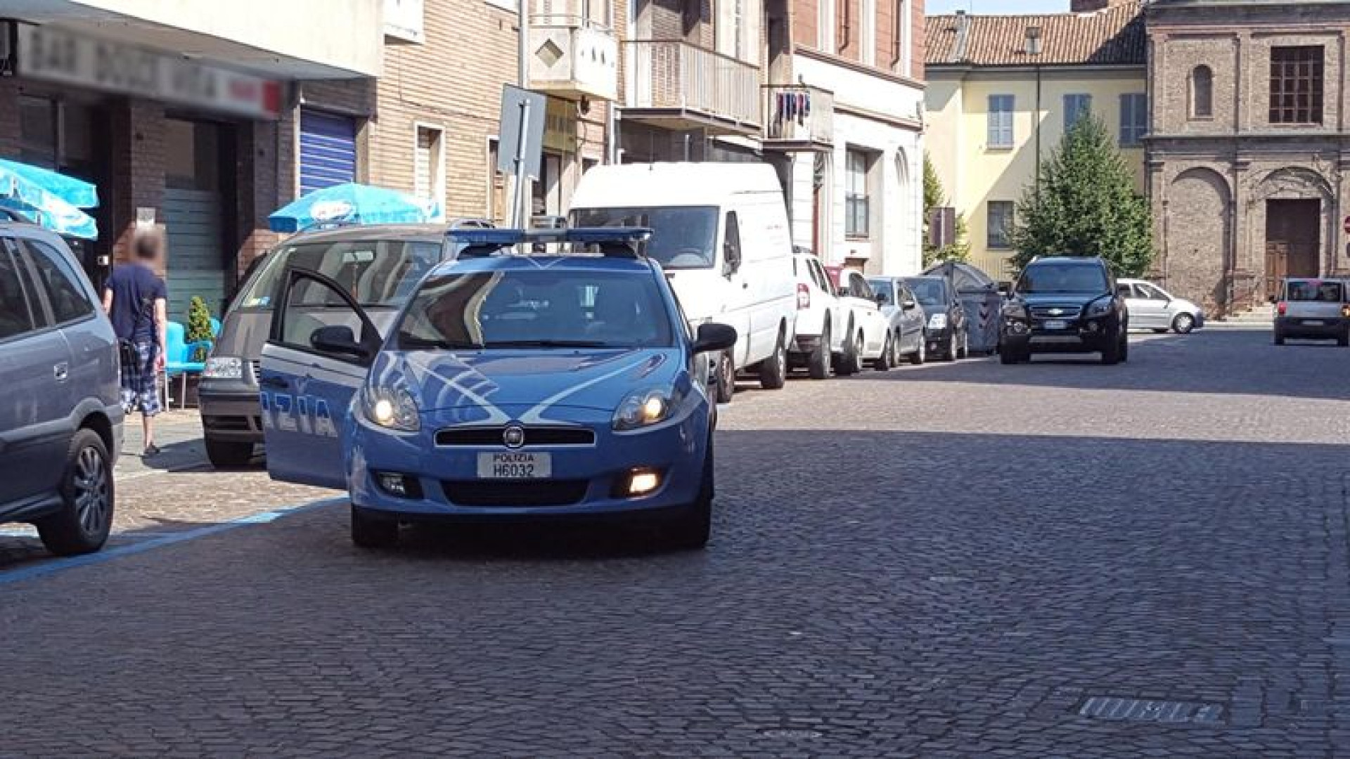 "Mi presti il telefono per una chiamata?". Nordafricano prende il cellulare e scappa