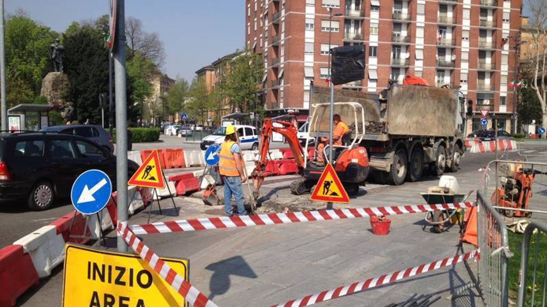 Piazzale Marconi, parte la sistemazione.Via le strisce pedonali, arrivano le parigine