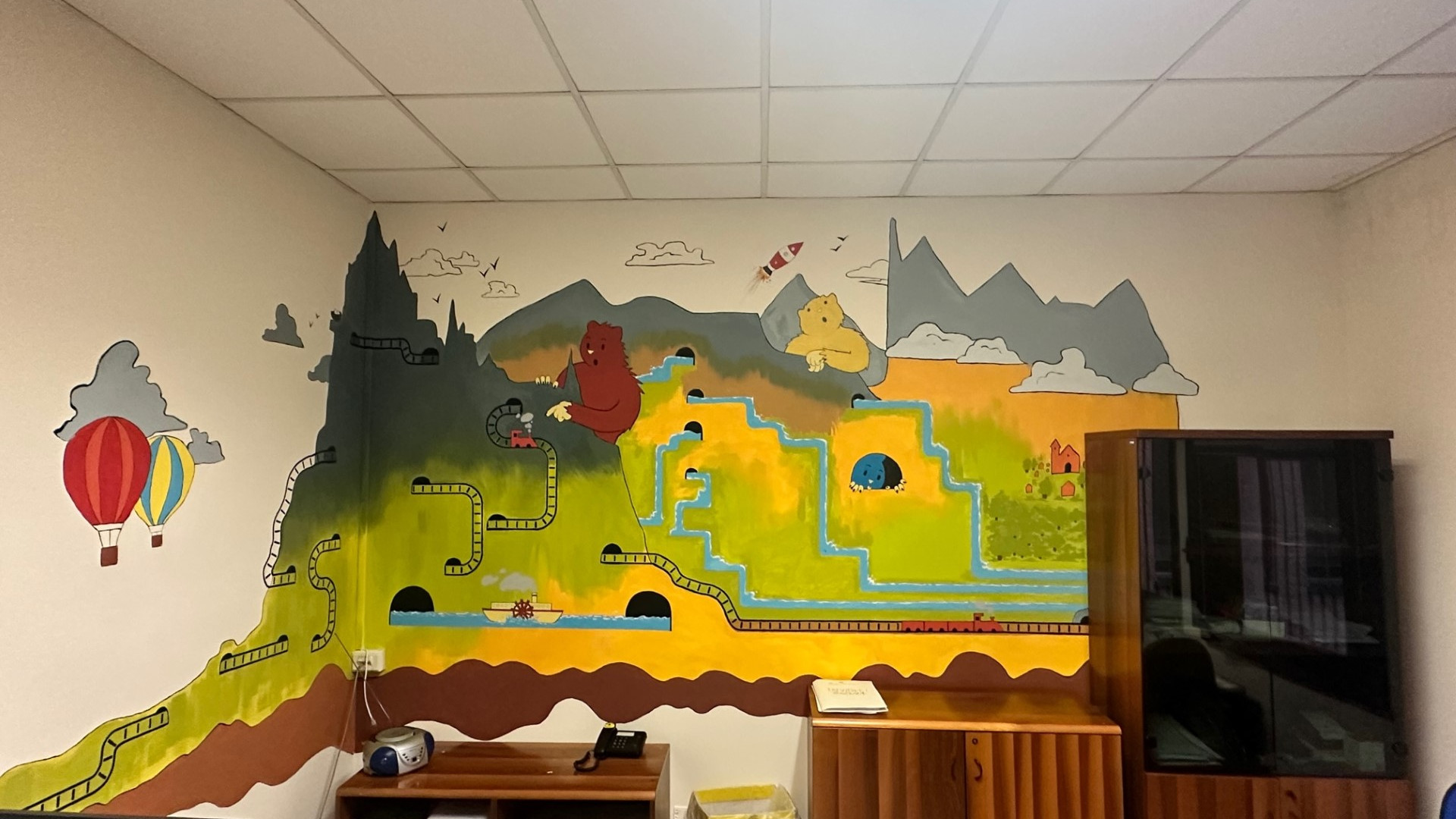 Questura di Piacenza: il murales degli studenti del Cassinari che porta allegria