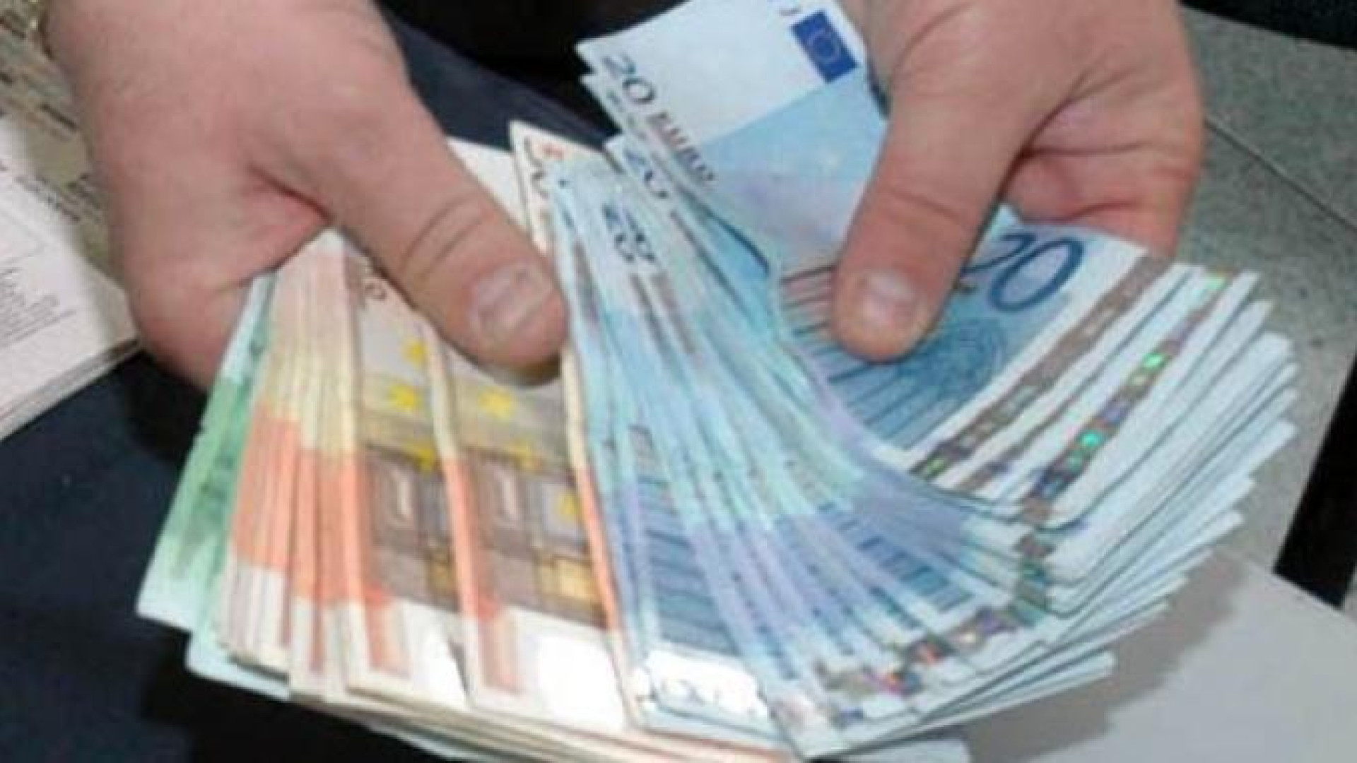 Vestito da sacerdote per spacciare banconote false: caccia ad una coppia