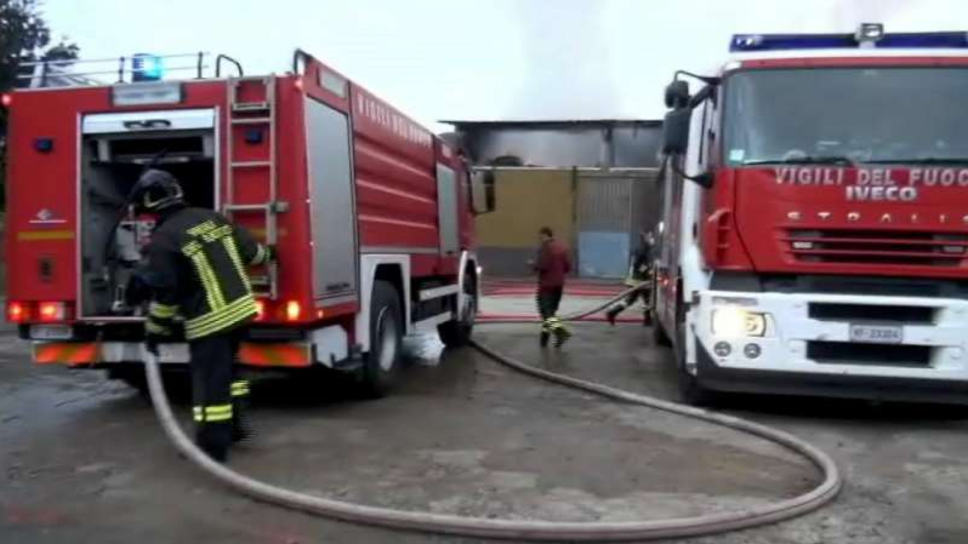 Capannone in fiamme a San Polo, pompieri ancora al lavoro