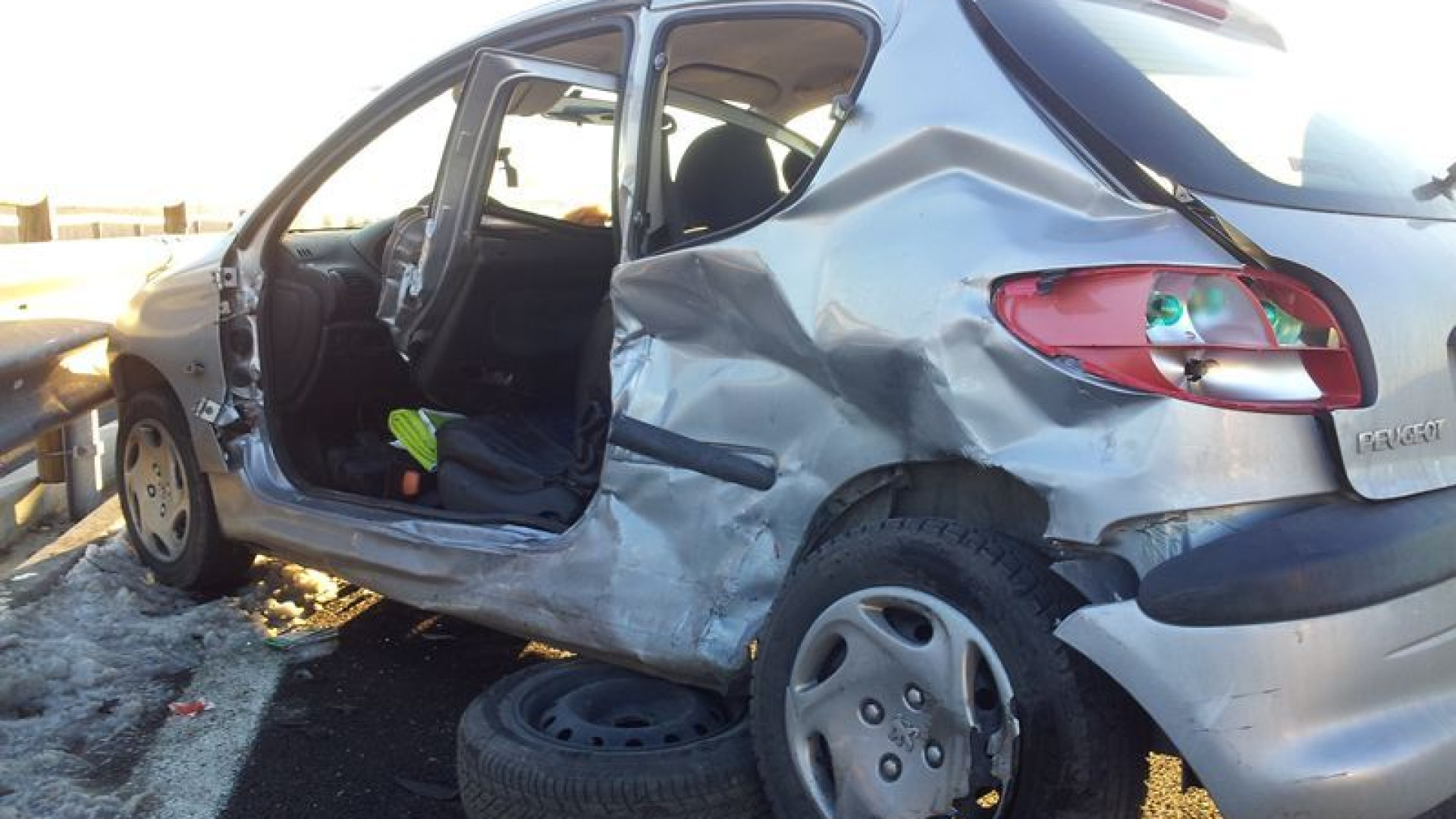 Incastrato nell’auto, grave incidente a San Rocco. Lunghe code sul ponte del Po
