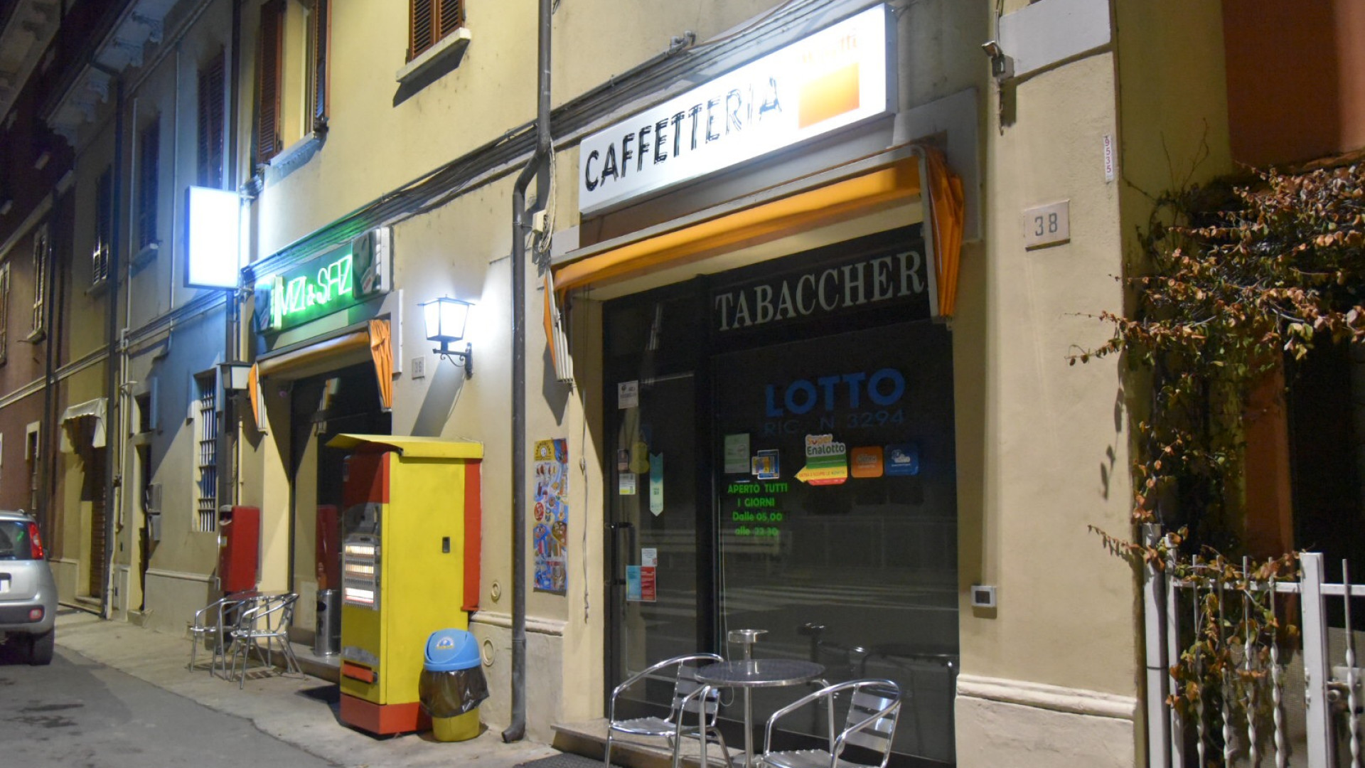 Coltello puntato alla commessa di una tabaccheria: rapina lampo a La Verza