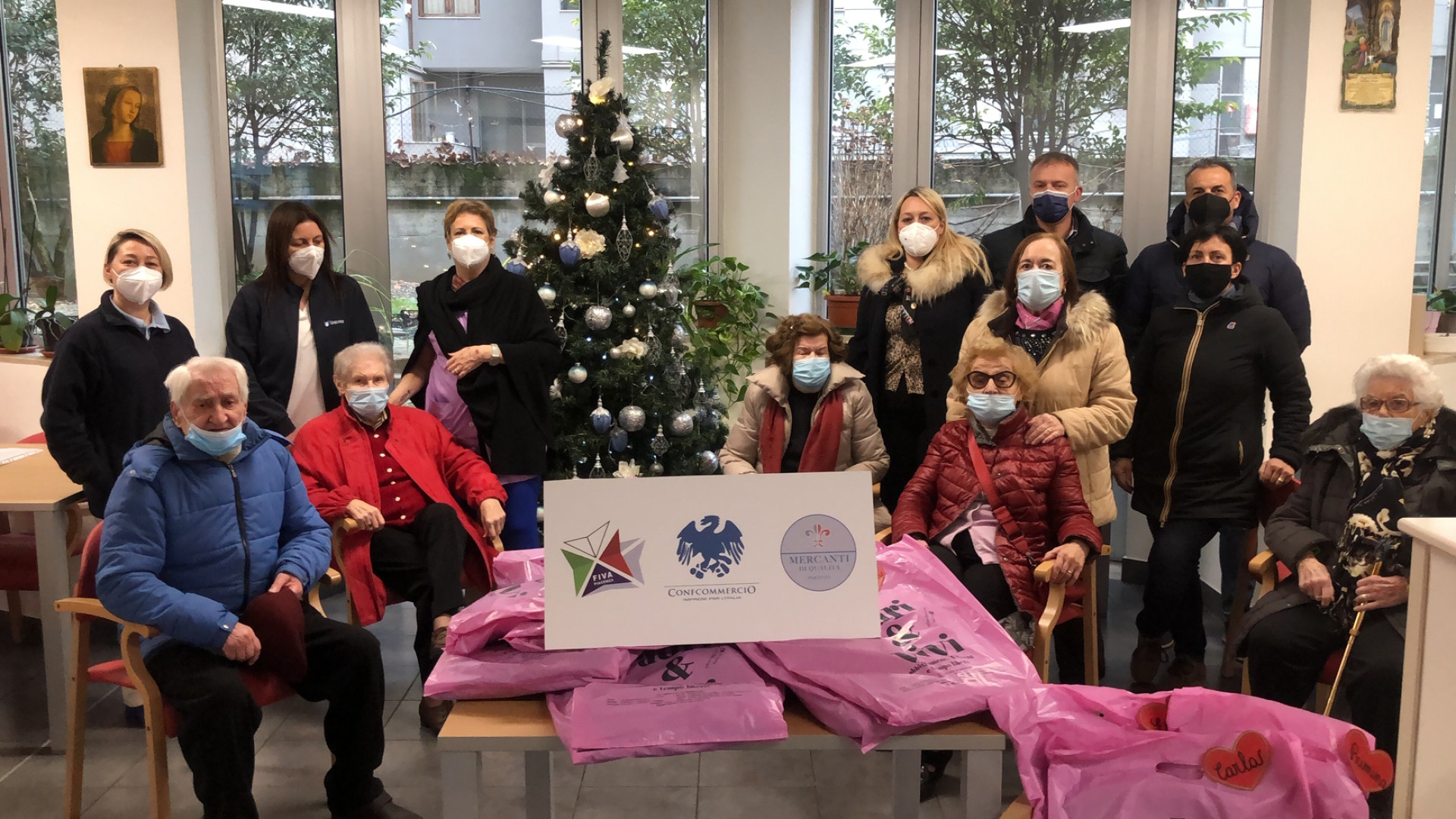Giacche agli anziani e tablet ai disabili: il regalo di Natale degli ambulanti