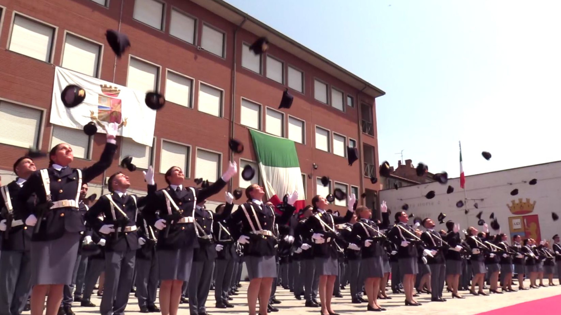 Giuramento di Polizia alla scuola di viale Malta, con due proposte di matrimonio