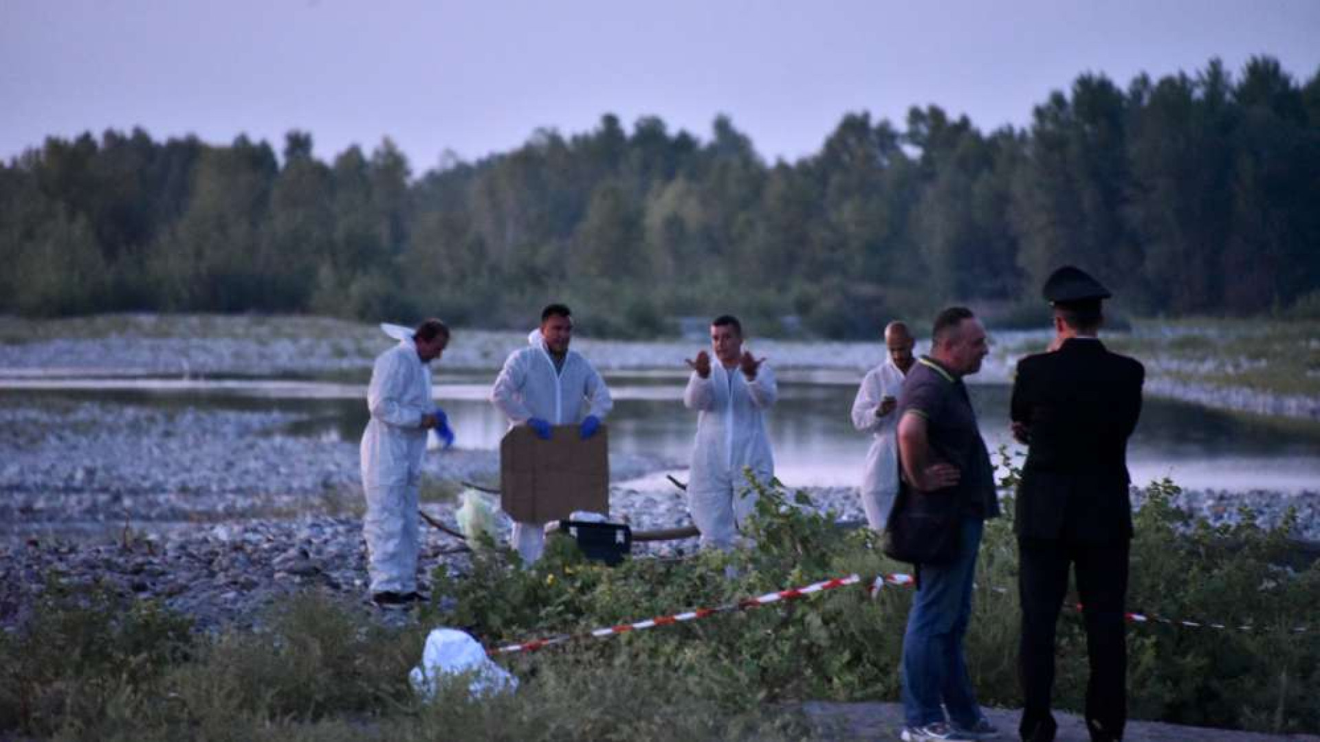 Trovato cadavere chiuso in un sacco e gettato dal ponte di Tuna FOTO