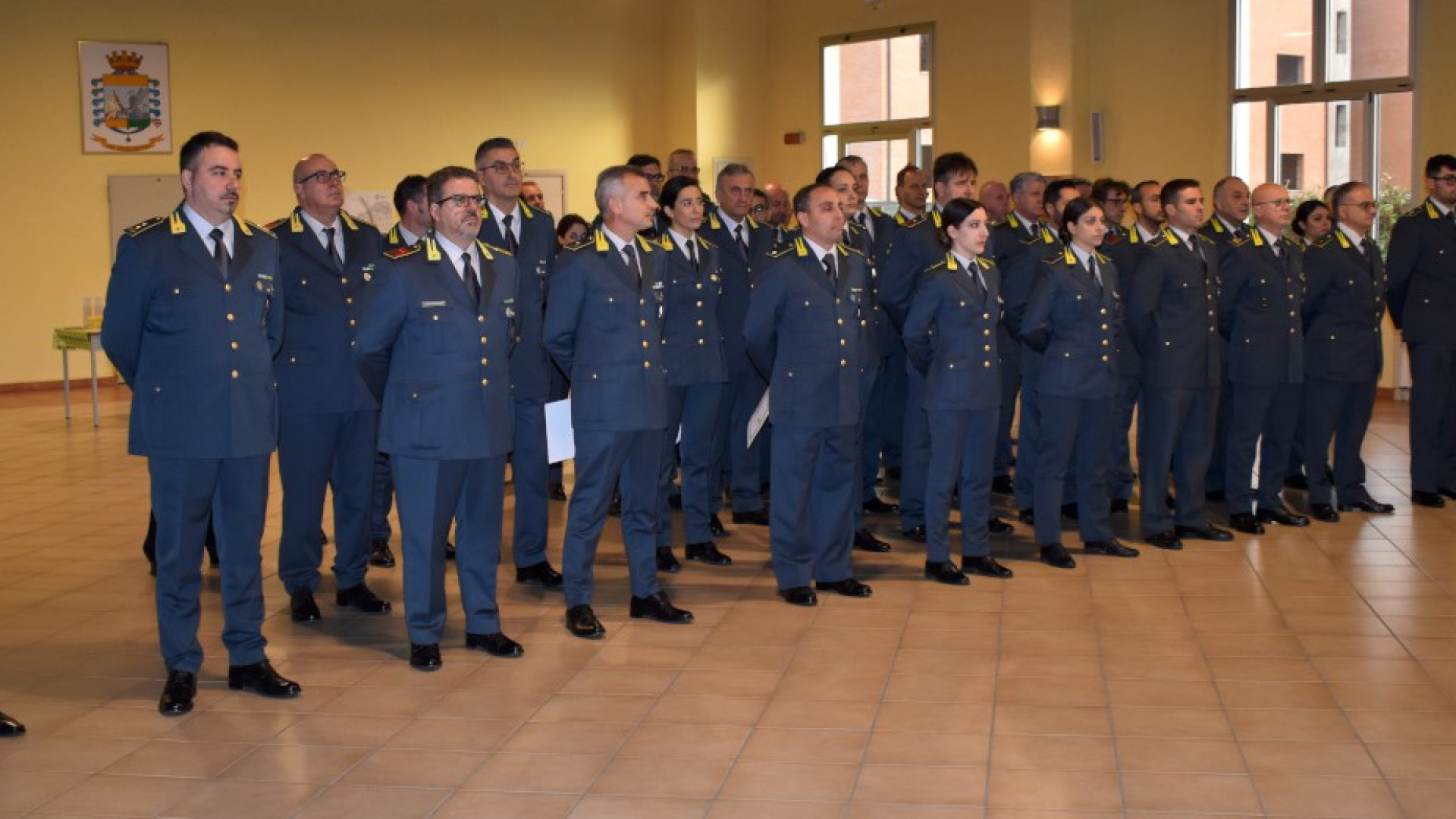 Comandante regionale in visita alla Guardia di Finanza, consegnati gli encomi
