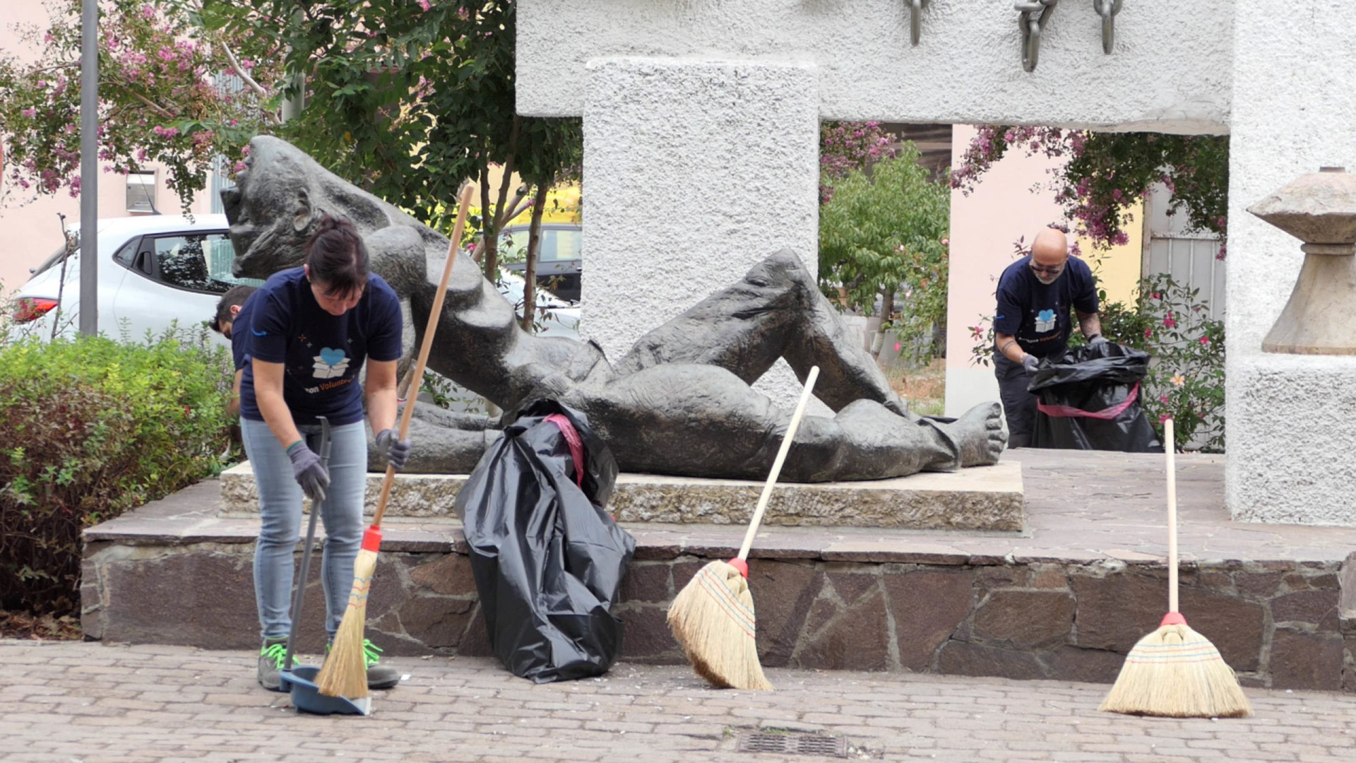 Magazzinieri di Amazon ripuliscono le strade di Castel San Giovanni dai rifiuti