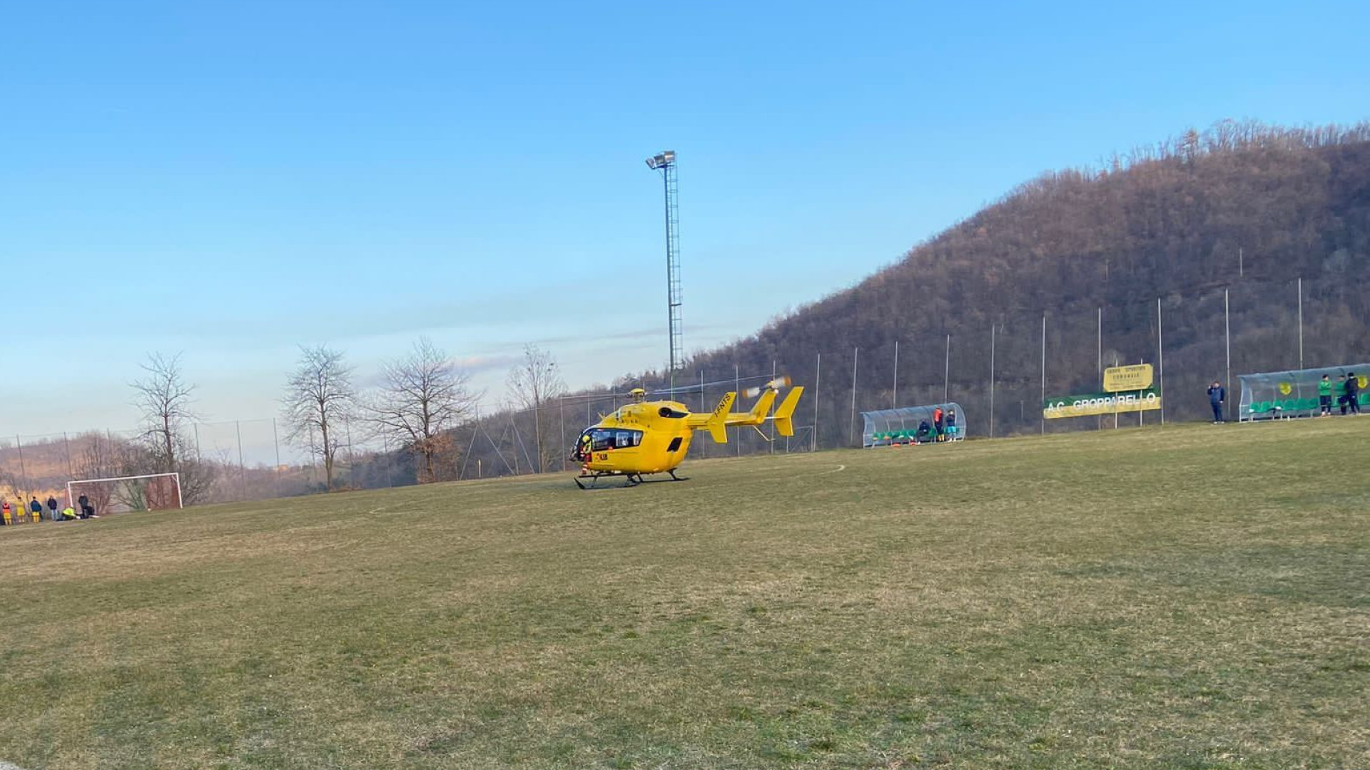 Portiere cade e batte la schiena: elisoccorso sul campo di Gropparello