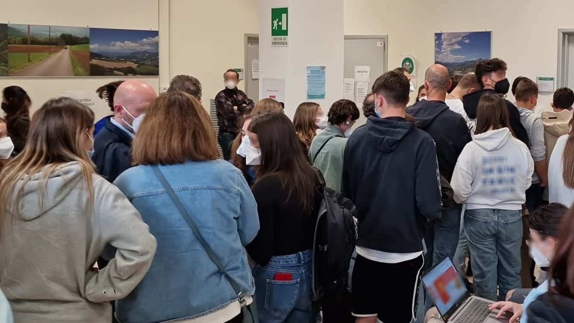 Giovane colpito da meningite, decine di persone in coda per la profilassi