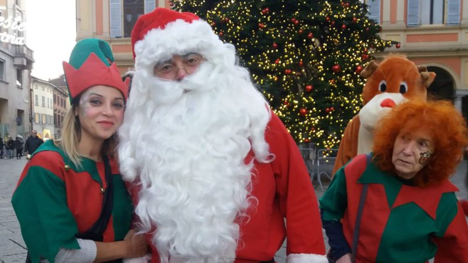 I Babbi Natale della Croce Rossa regalano un sorriso a 50 famiglie: "I fondi per una borsa di studio"