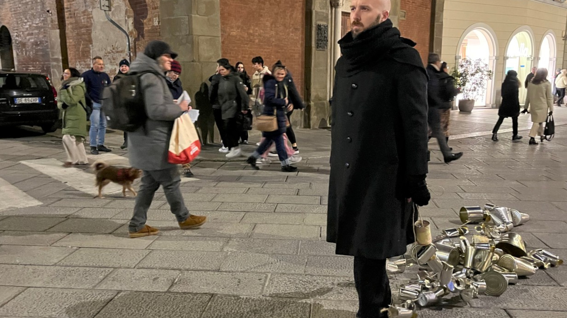 Latte vuote, ma pesanti di tutte le morti della Shoah. Performance di Buscarini