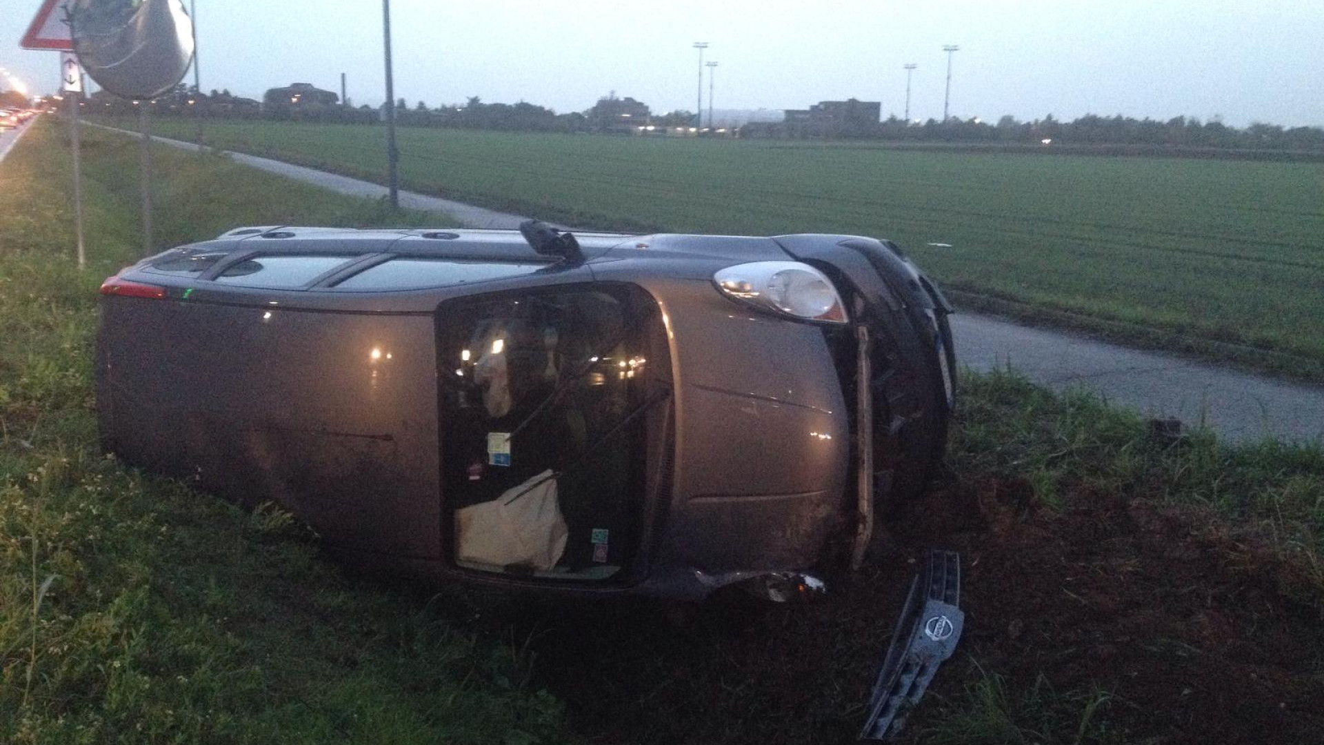 Auto fuori strada alla Besurica, traffico in tilt sulla Agazzana