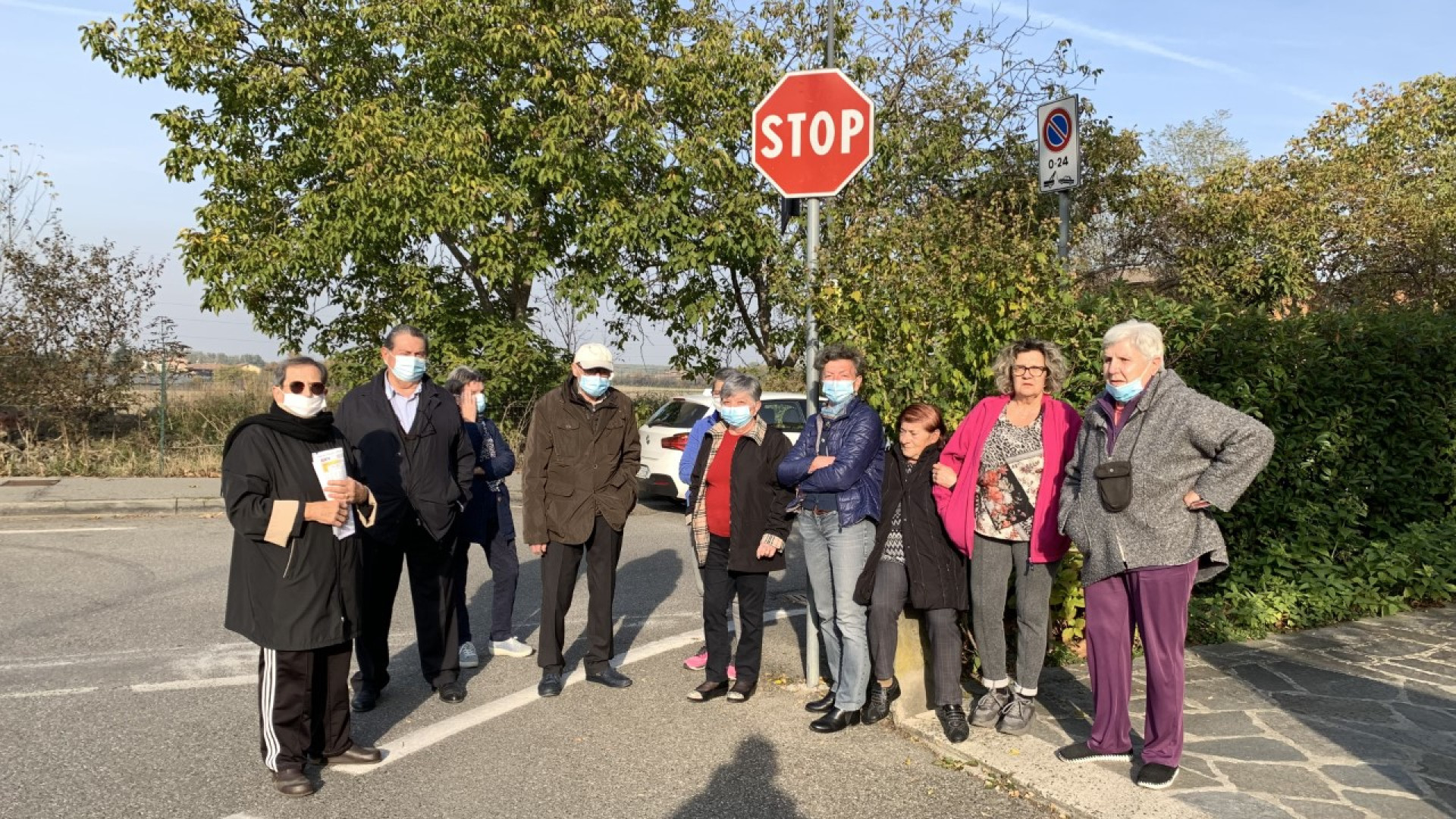 "Costretti a fare il cavalcavia a piedi" La protesta per il bus dei residenti di Borgotrebbia