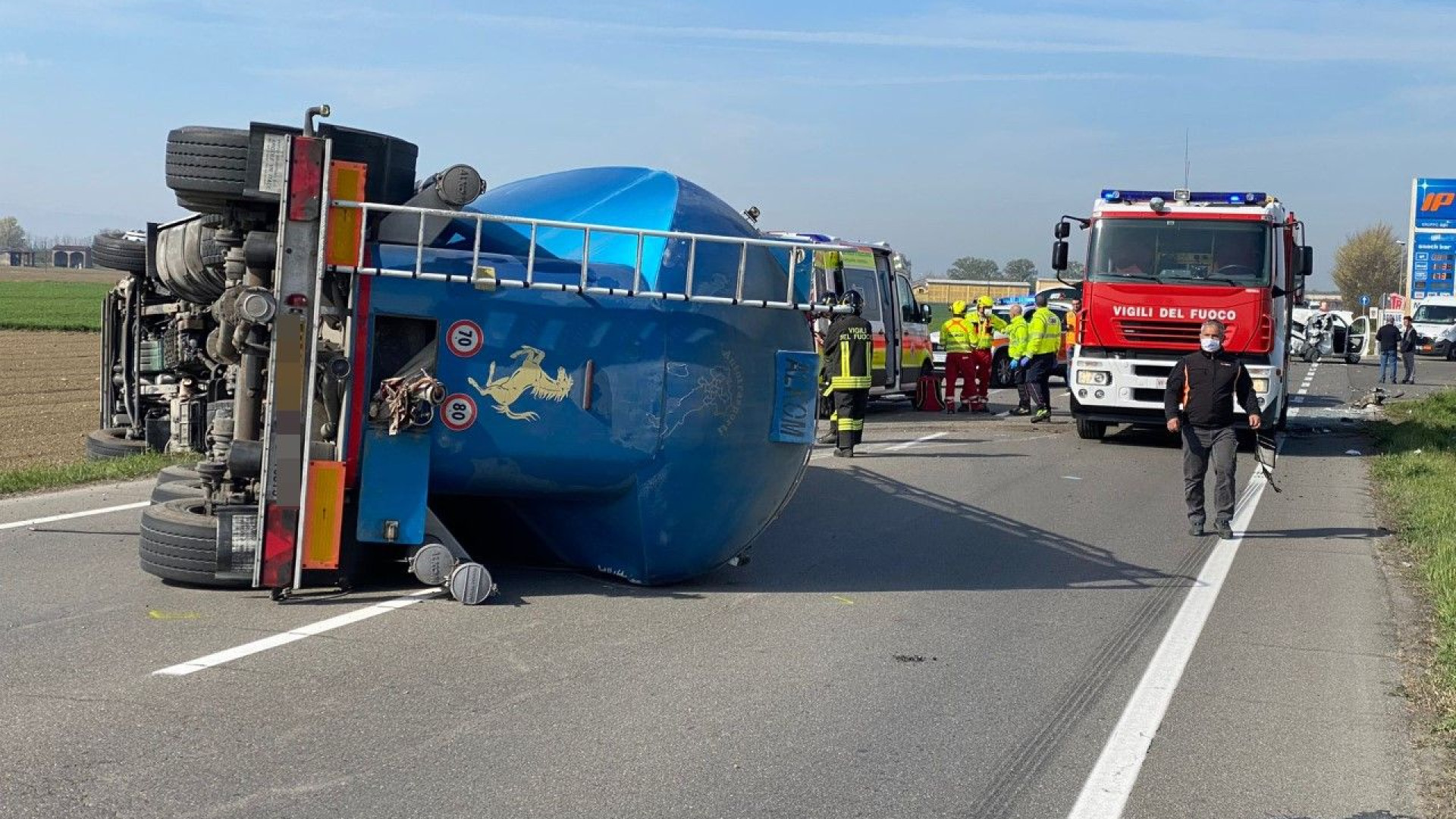 Caorso: cisterna ribaltata dopo lo scontro con due auto, due i feriti. Strada chiusa