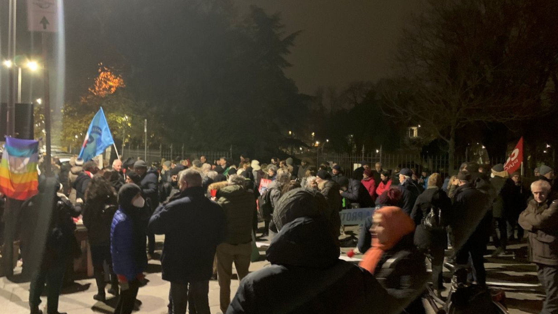 Sostegno per il popolo iraniano, oltre 200 persone alla fiaccolata in centro